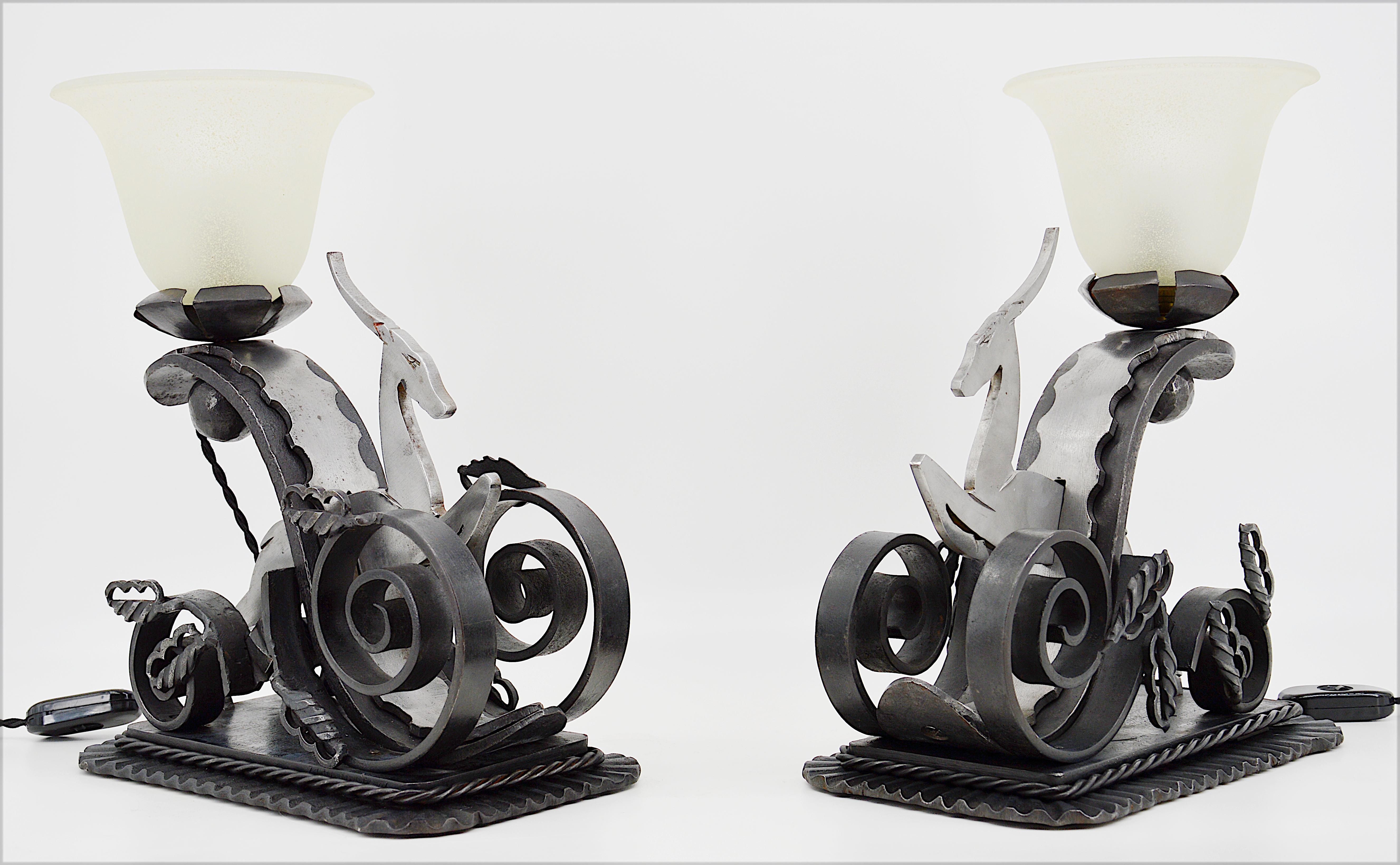 Michel Zadounaïsky Französisches Art-Déco-Lampenpaar aus Schmiedeeisen mit Antilope, 1930er Jahre (Glas) im Angebot