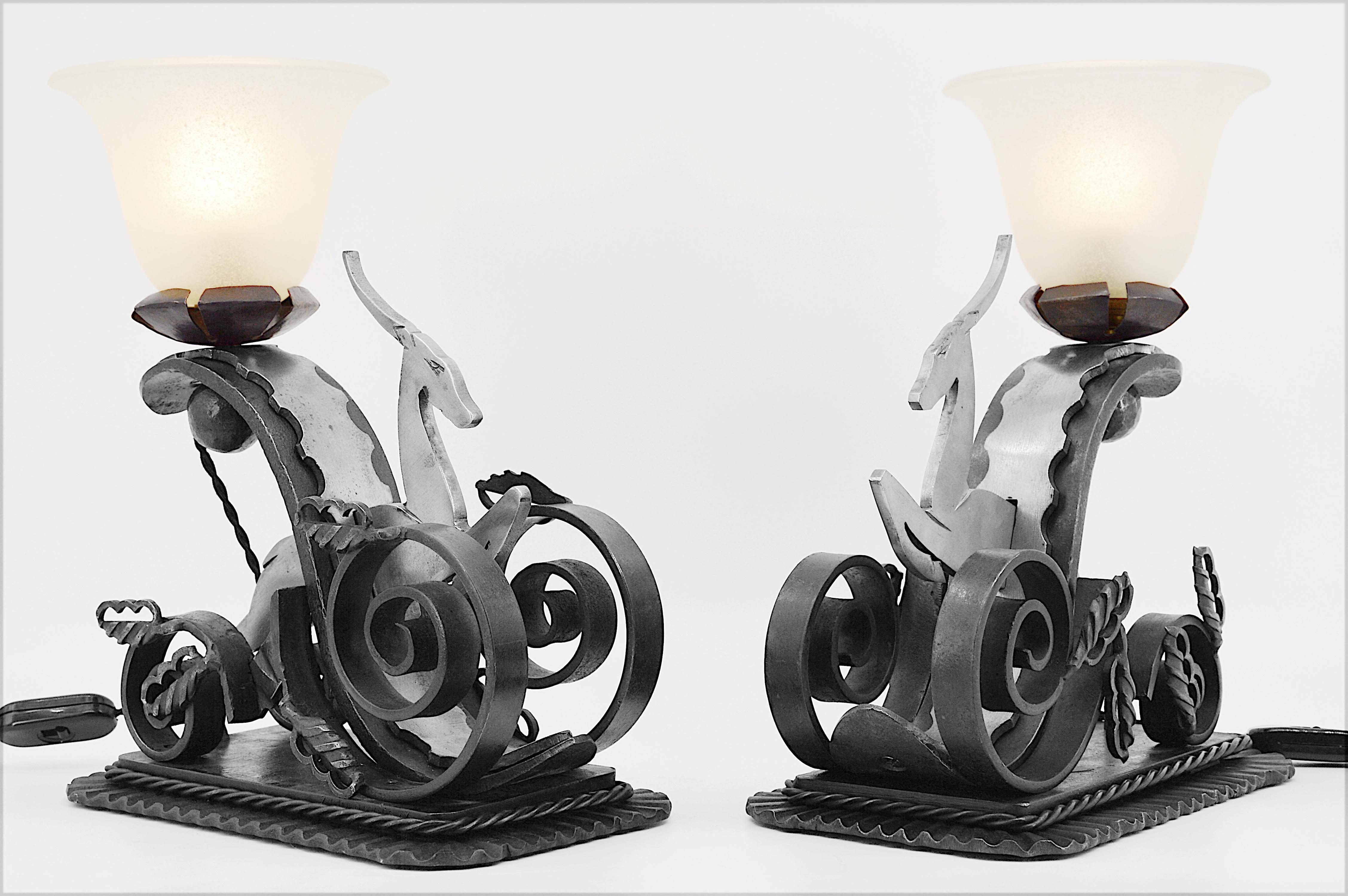 Michel Zadounaïsky Paire de lampes antilope en fer forgé de style Art déco français, années 1930 en vente 1