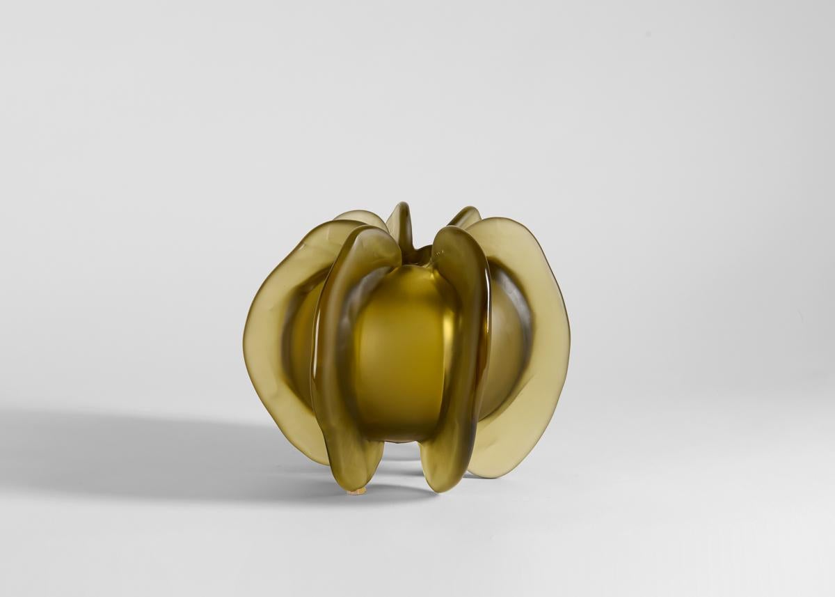 Nature se compose de pièces uniques dans une variété de couleurs, exprimant la fascination de Michela Cattai pour la nature dans toutes ses formes et manifestations imprévisibles. Chaque pièce a été fabriquée à Murano, selon la technique