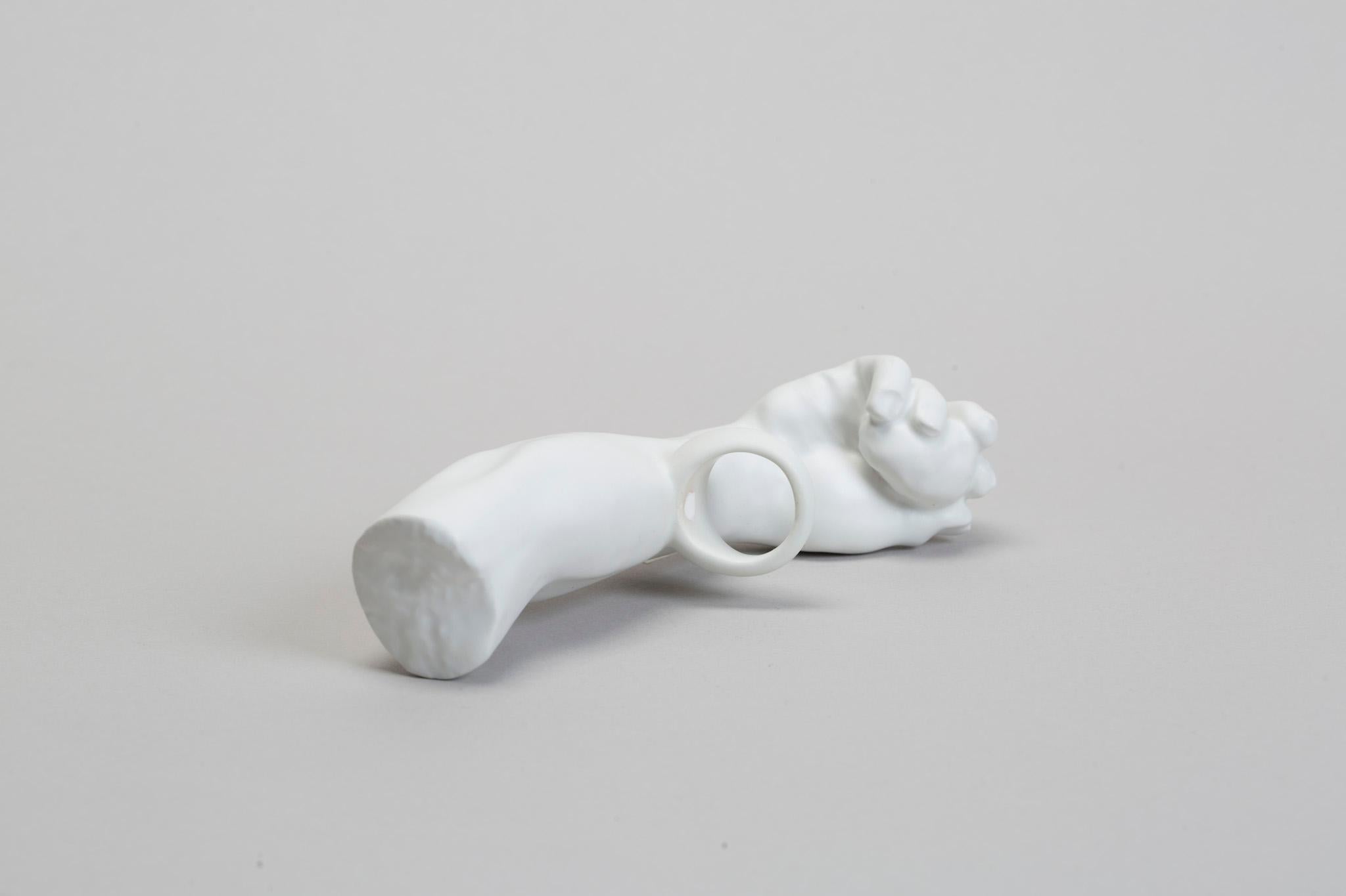 Italiano Anello scultoreo in ceramica Michelangelo Prèt-a-Porter Contemporaneo in vendita