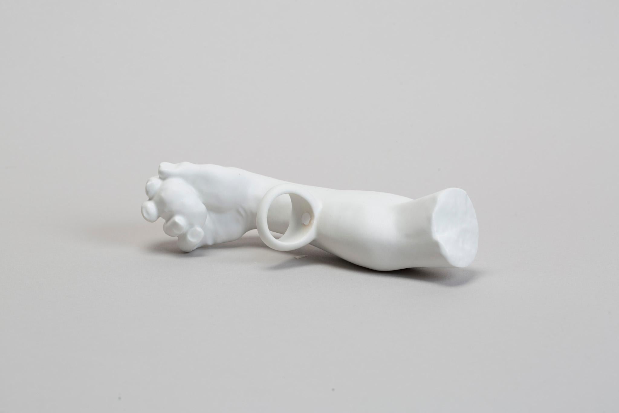 Smaltato Anello scultoreo in ceramica Michelangelo Prèt-a-Porter Contemporaneo in vendita