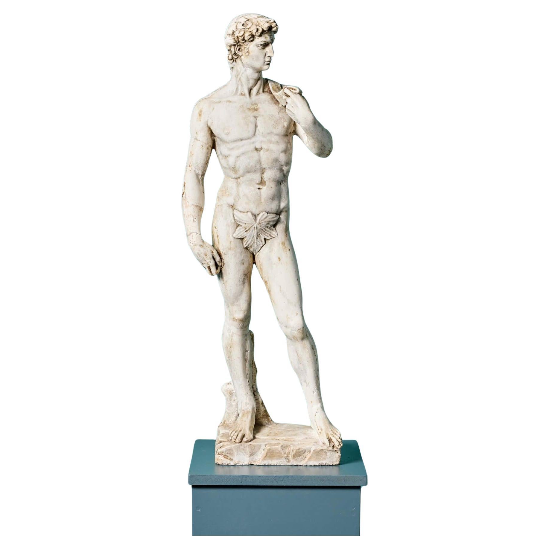 David de Michel-Ange, une statue victorienne en plâtre, d'après l'antiquité en vente