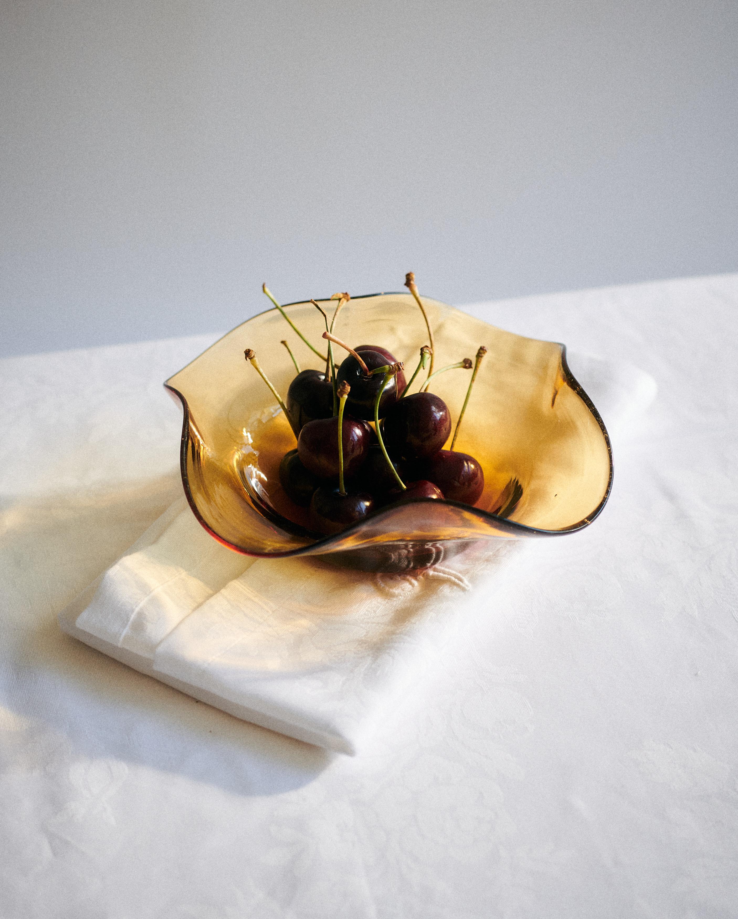 Cristalería veneciana soplada a boca y hecha a mano
Hecho en Murano

El cuenco Michele es perfecto para un racimo de uvas o para recibirte como una escultura en el pasillo. 

El vidrio veneciano se fabrica en Venecia, normalmente en la isla de