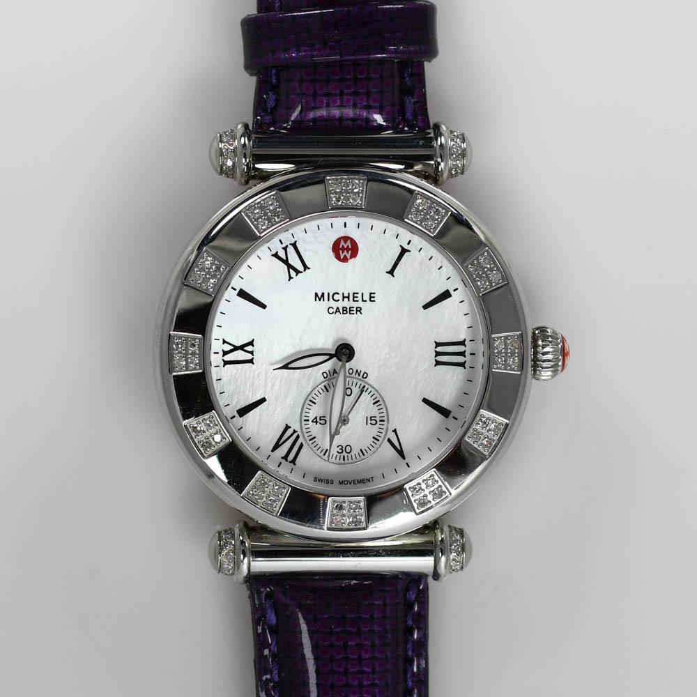 Michele Caber Damenuhr aus Edelstahl mit Diamantlünette und Perlmutt-Zifferblatt.
Quarzwerk.
Saphirglas. Wasserfest.
Das Gehäuse ist 38 mm breit.
Das Gesamtgewicht der Diamanten auf der Lünette beträgt 0,33 Karat.
Das neue Band ist ein original