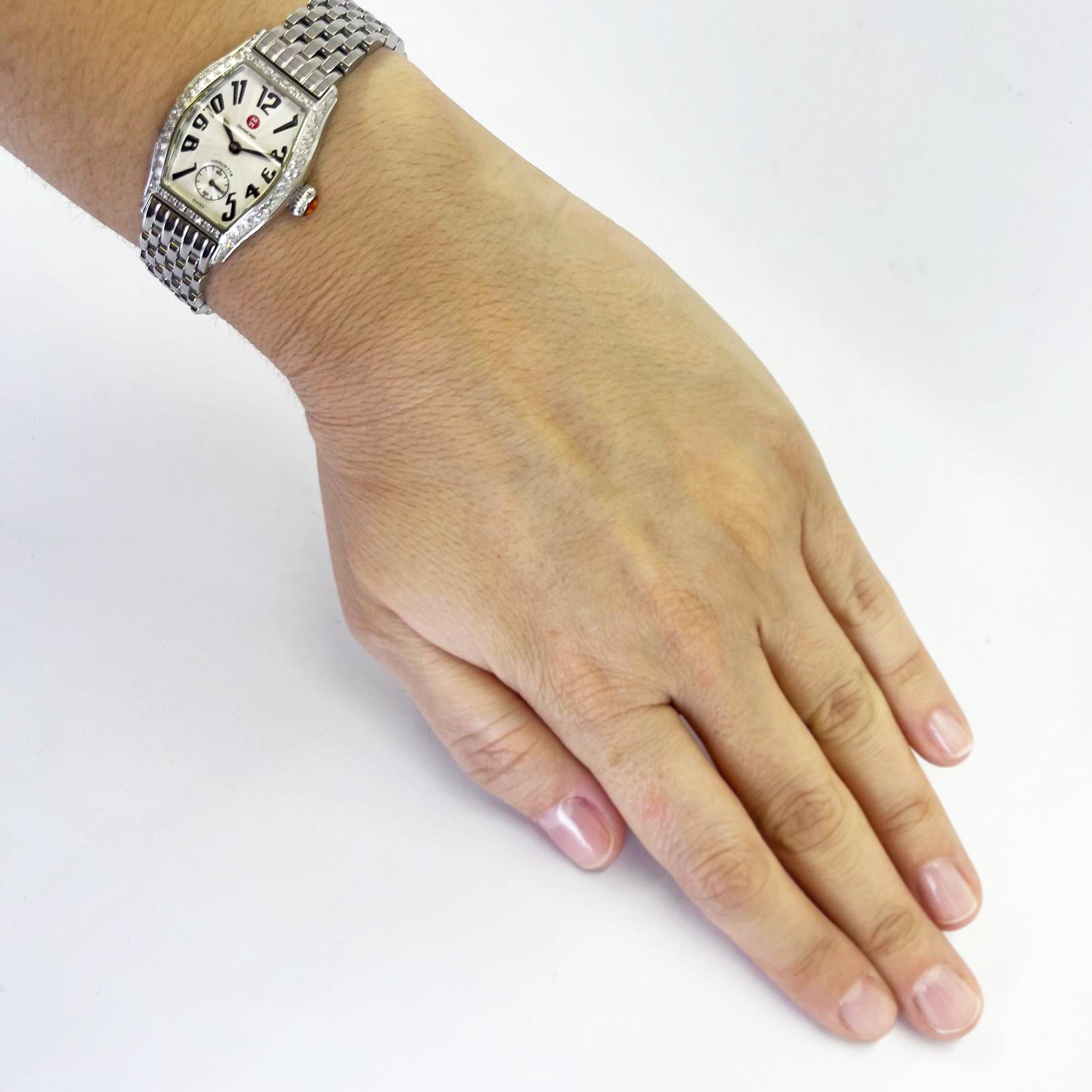 Montre à quartz Michele Coquette en acier inoxydable, ornée de 80 diamants ronds totalisant environ 0,40 carat. Modèle MW08A01. Boîtier de 33 mm x 22 mm avec cadran argenté et petite seconde. PRIX DE VENTE CONSEILLÉ : 1800 $. Comprend une garantie