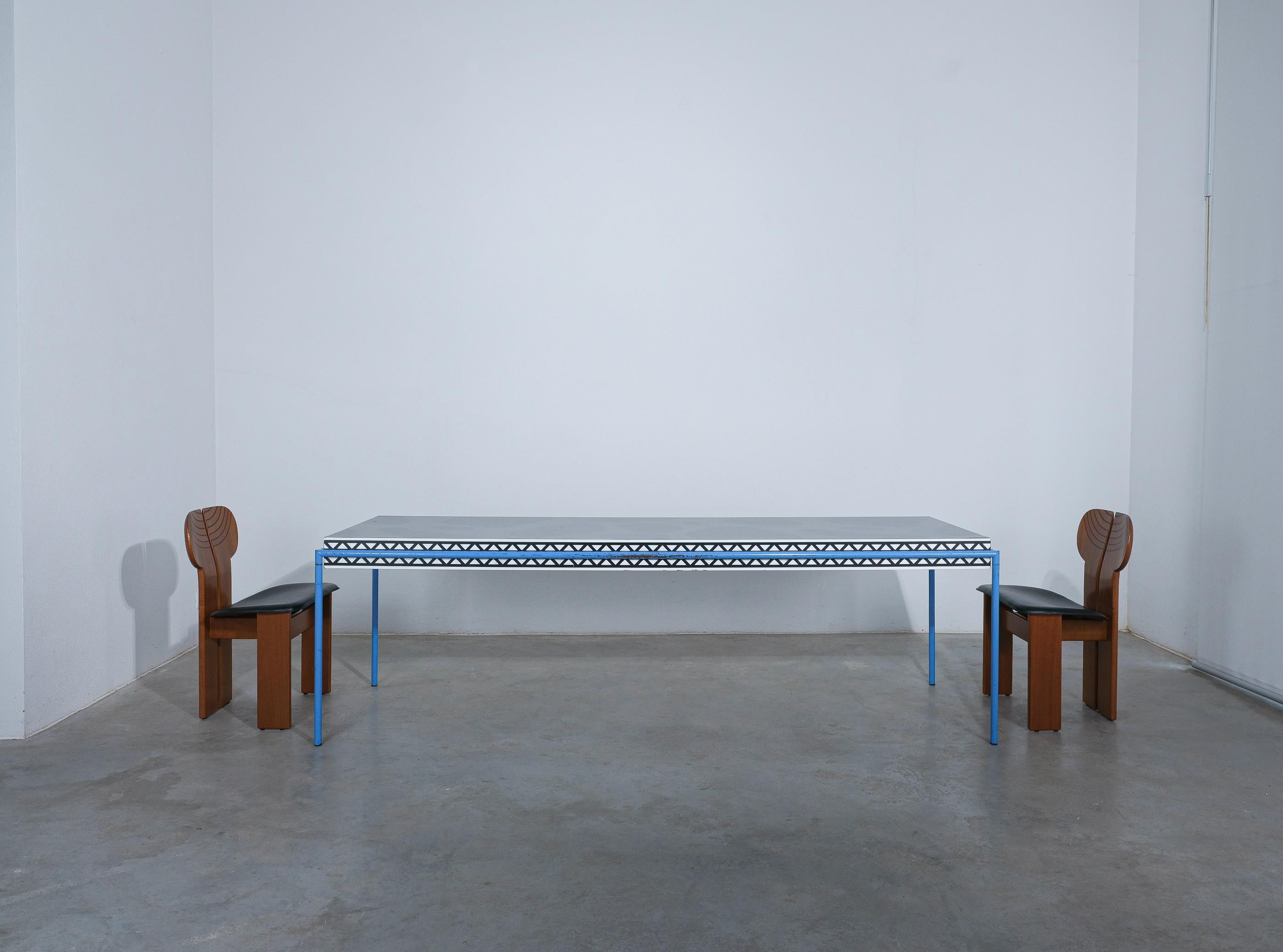 Table de salle à manger personnalisée, bois stratifié et acier, table Michele de Lucchi 'Burgundy' Memphis Italie, 1985. Les dimensions sont les suivantes 94,1