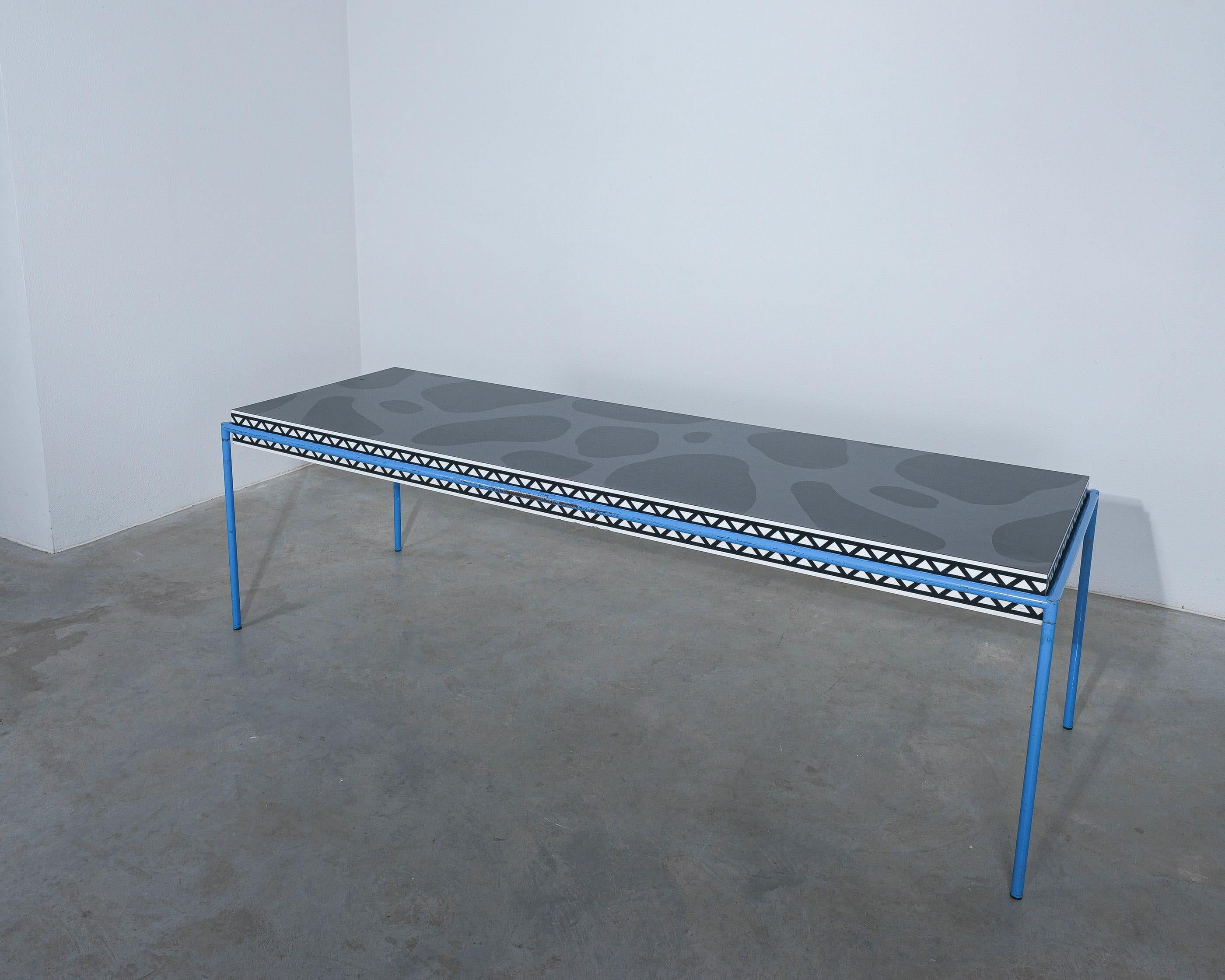 Postmoderne Table à manger Bourgogne Michele de Lucchi pour Memphis Milano, Italie, 1985 en vente