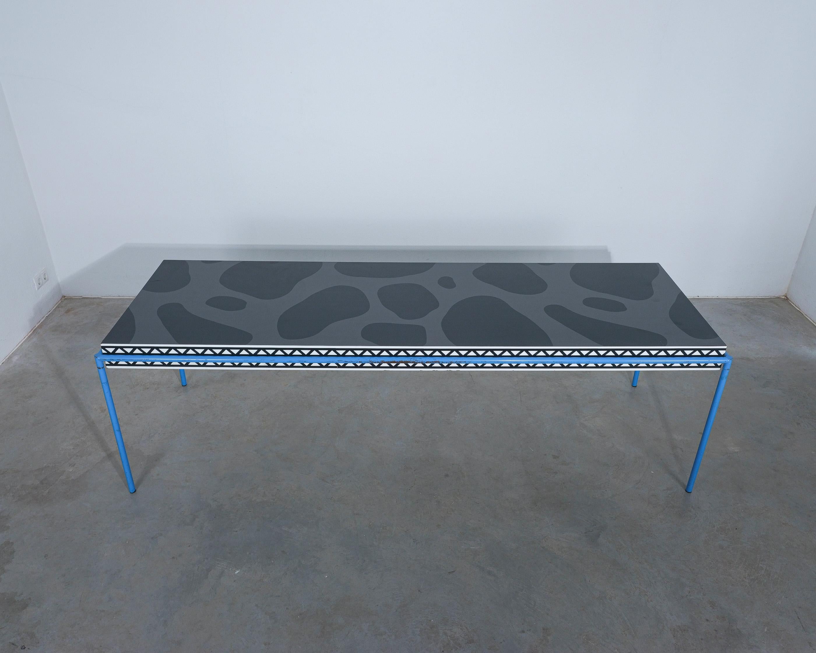 italien Table à manger Bourgogne Michele de Lucchi pour Memphis Milano, Italie, 1985 en vente