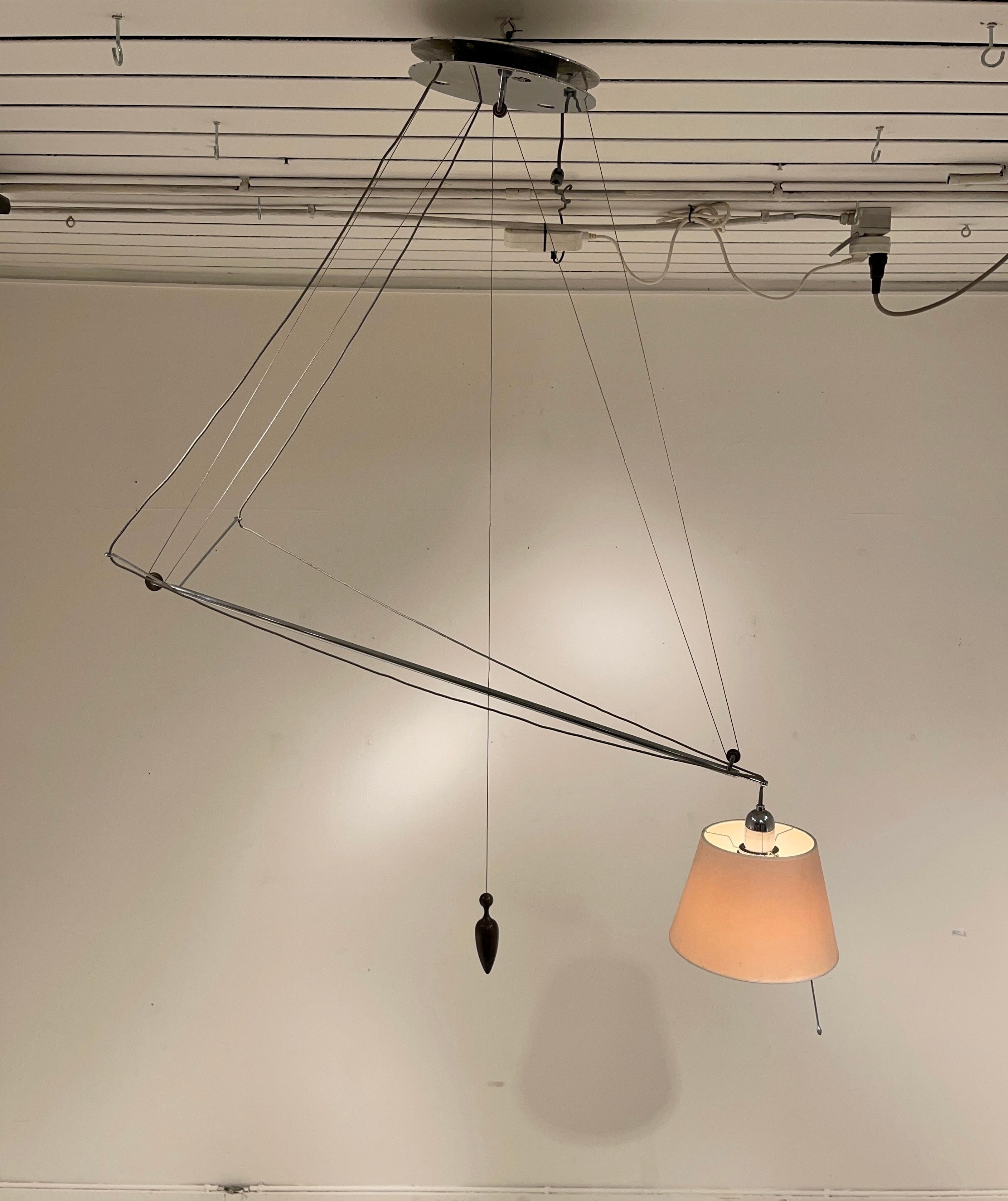 Lampada molto rara di Michele de Lucchi....
MACCHINA MINIMA N°7
Macchina minimale n°7
La Minimal Machine n. 7 è una lampada che può essere orientata verso l'alto e verso il basso. La combinazione dei due movimenti del braccio favorisce più