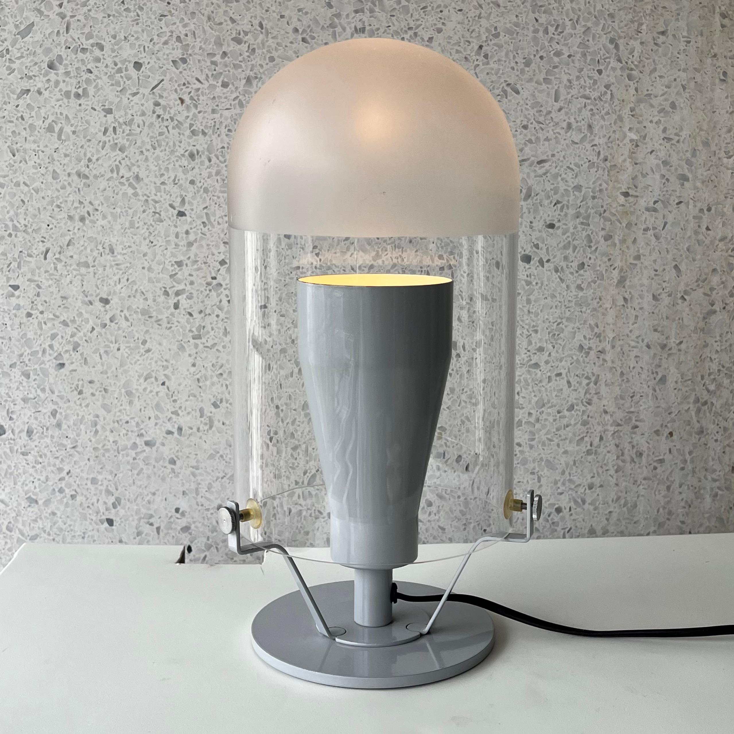 Michele DE LUCCHI (né en 1951)
Lampe Tokyo, modèle crée en 1998
Edition Produzione Privata arrêtée
Abat-jour en verre et verre satiné (petites rayures), base et structure en métal peint en gris. Etiquette de l’éditeur.
Haut. : 33,5 Diam. : 17