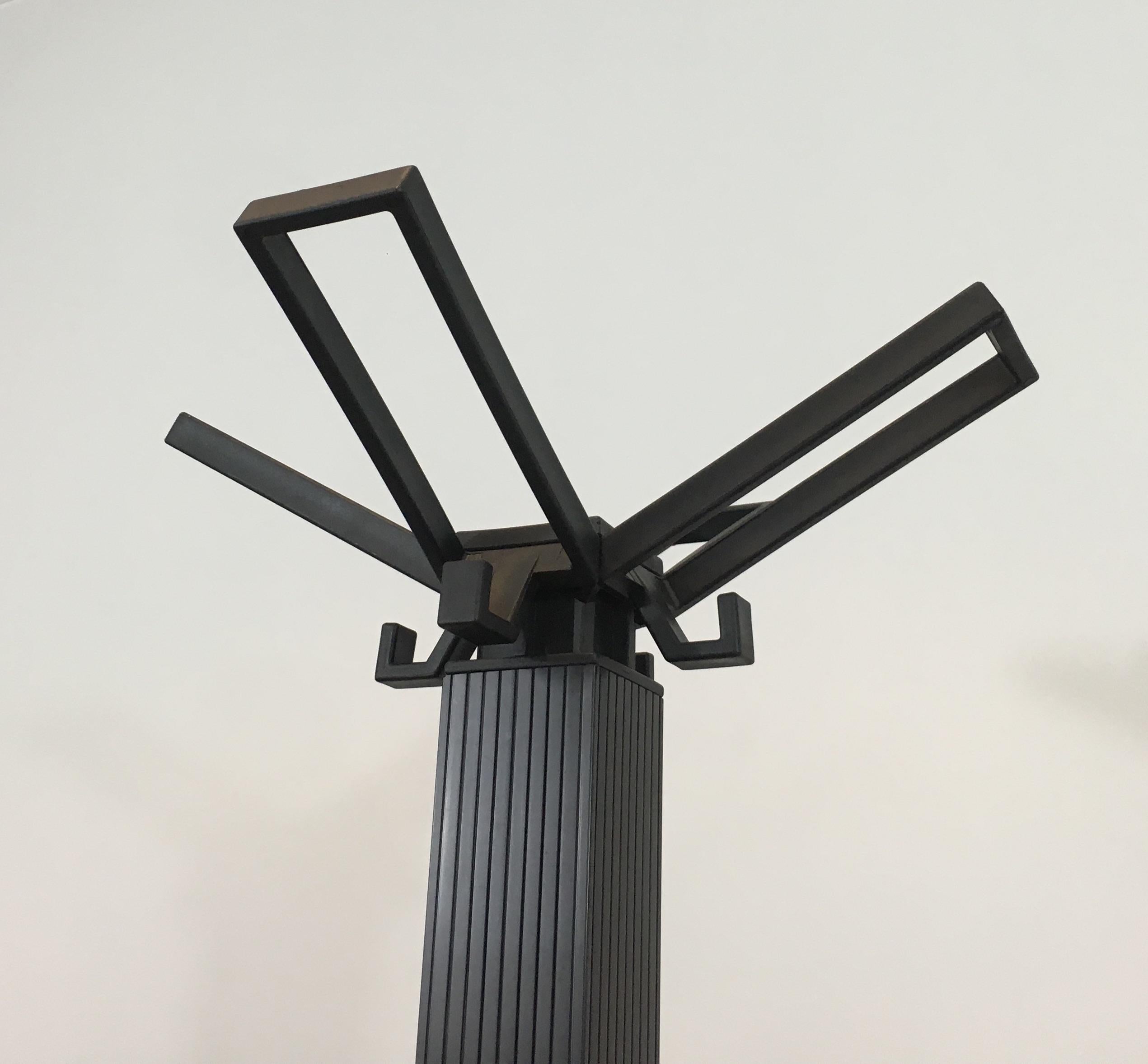Michele De Lucchi & Tadao Takaichi für Kartell, Schwarzer Kunststoff-Mantelständer (Geschwärzt) im Angebot