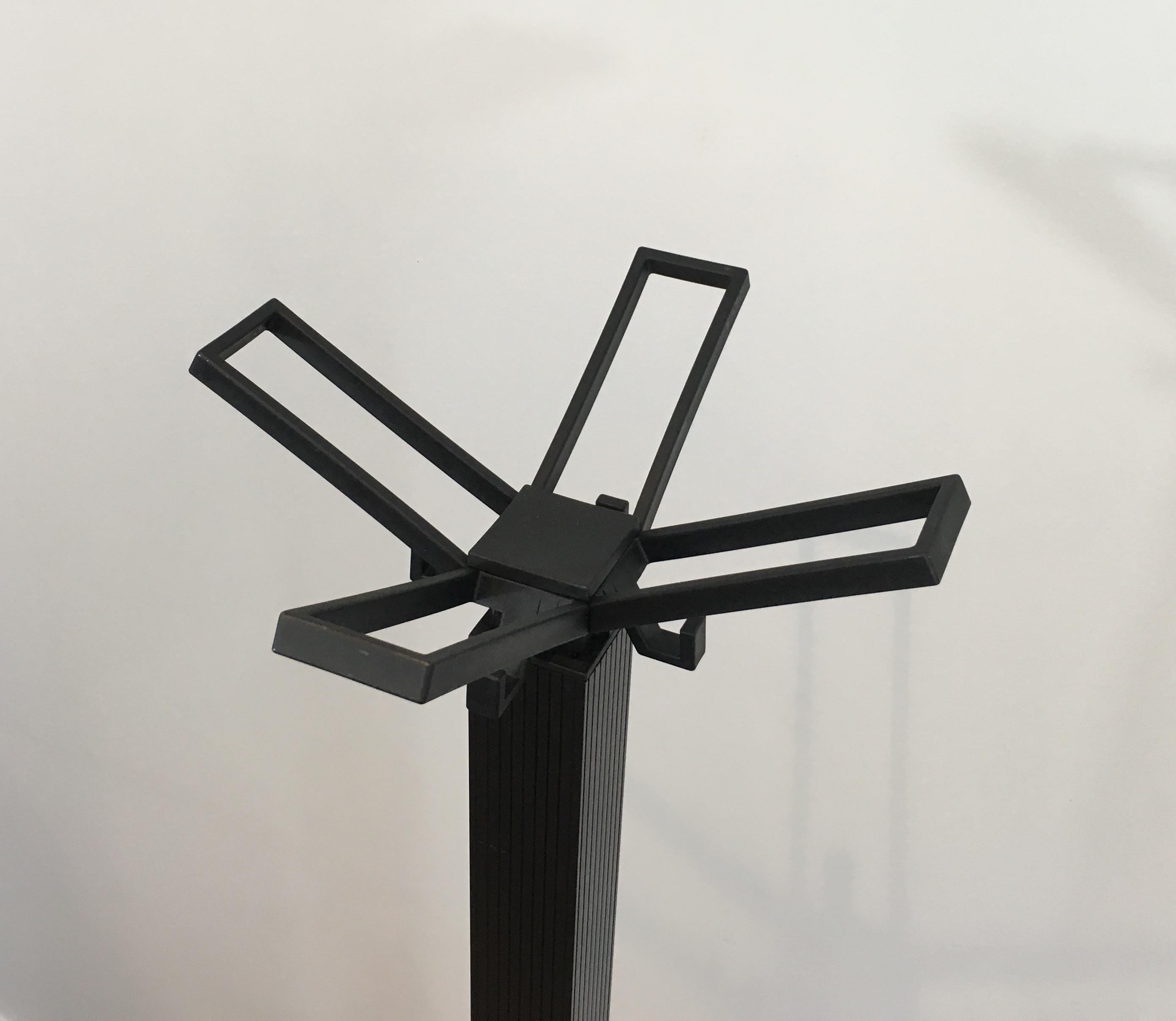 Michele De Lucchi & Tadao Takaichi für Kartell, Schwarzer Kunststoff-Mantelständer im Angebot 1