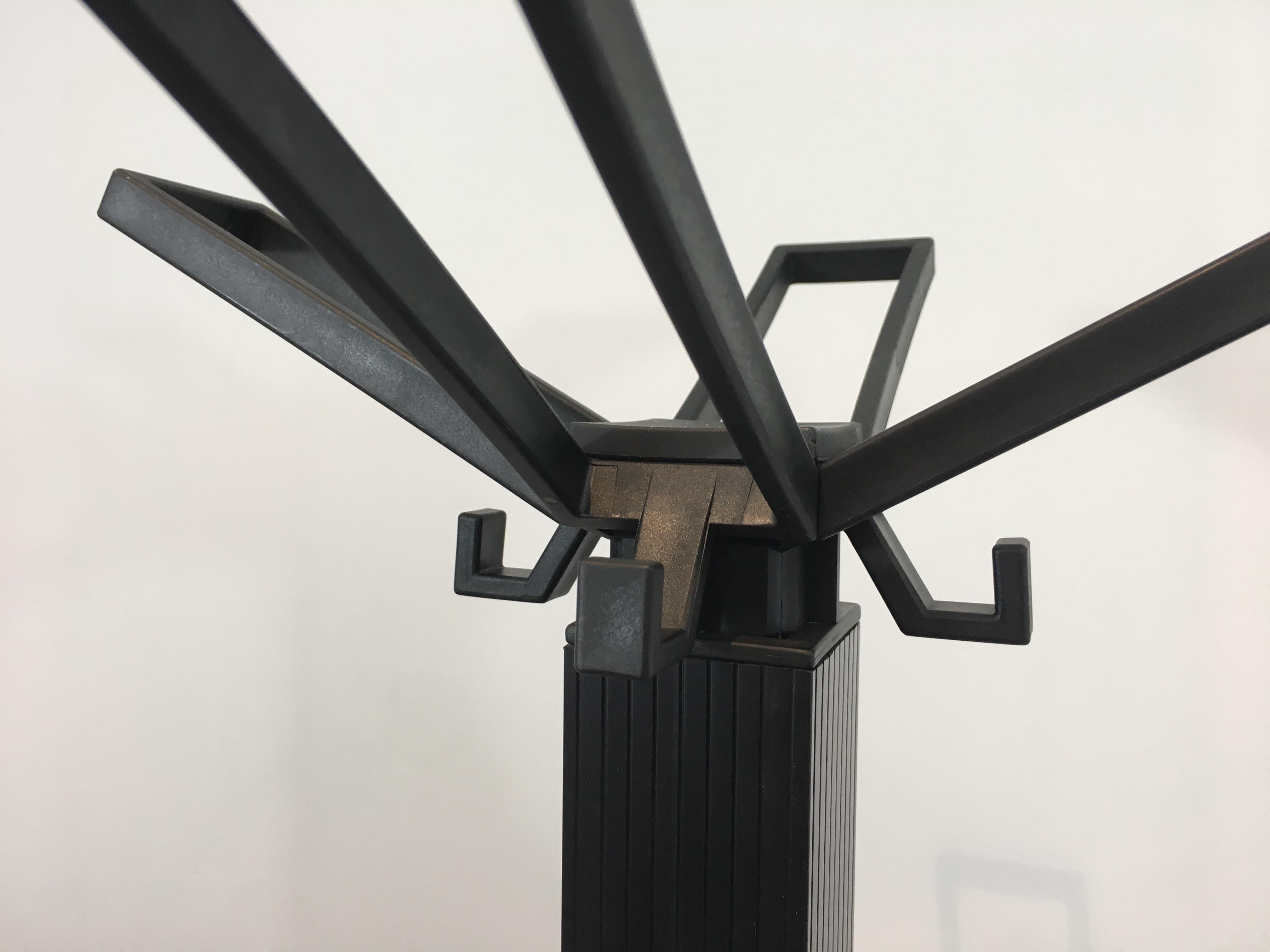 Michele De Lucchi & Tadao Takaichi für Kartell, Schwarzer Kunststoff-Mantelständer im Angebot 2