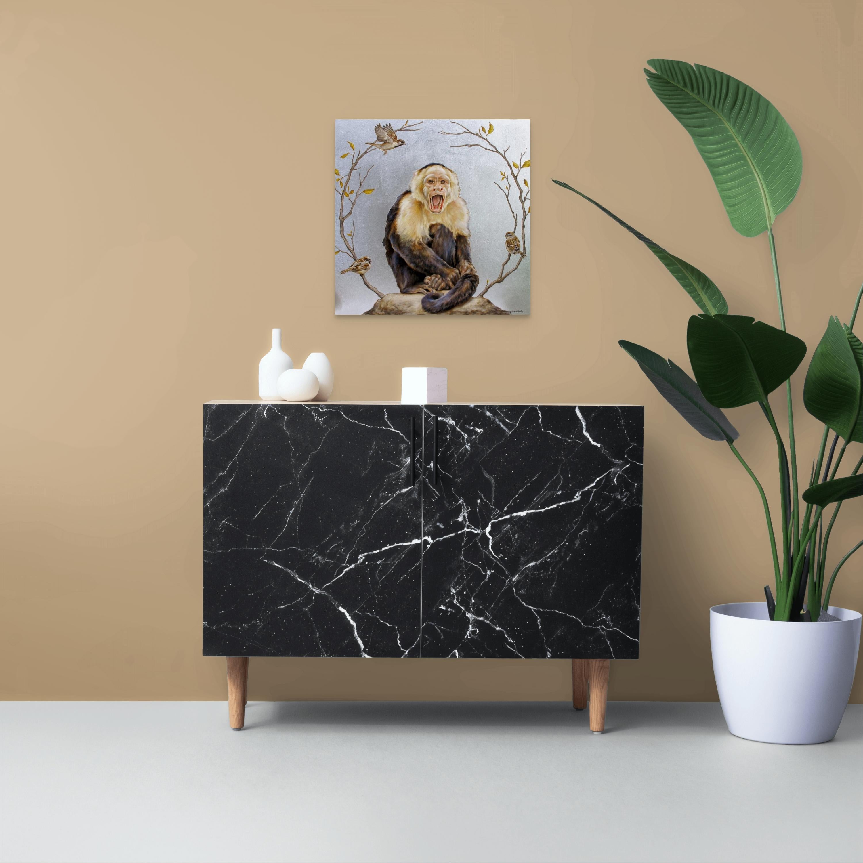 „Monkey Shock“ – Ölgemälde mit Blattsilber mit Primat und Blättern (Realismus), Painting, von Michele Kortbawi Wilk