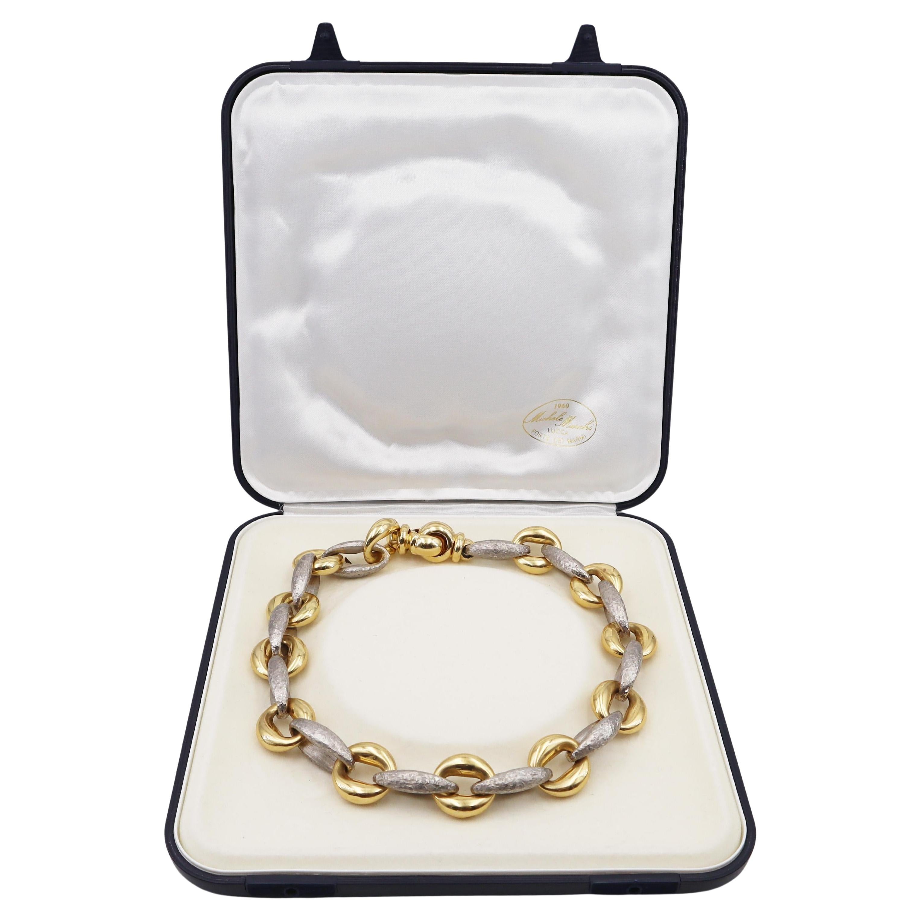 Scopri il fascino dell'artigianato italiano con questa collana a catena di metà secolo della stimata casa di gioielli italiana A. Michel. Questo squisito pezzo è una splendida rappresentazione dell'eleganza e dell'innovazione che hanno