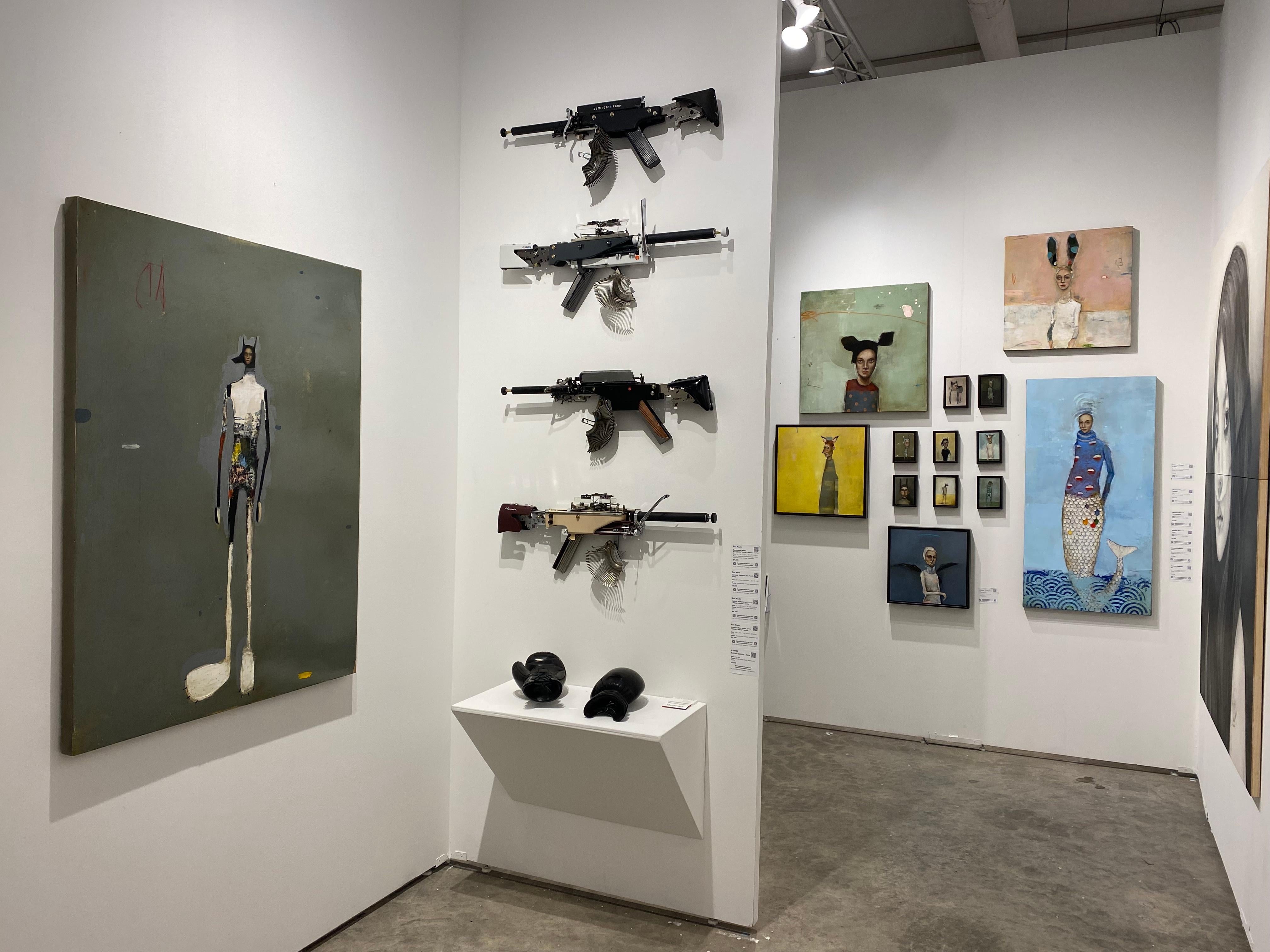 Anubis Reimaginado: Pintura Figurativa Abstracta, Temas Mitológicos y Surrealistas - Figurative Painting Gris de Michele Mikesell