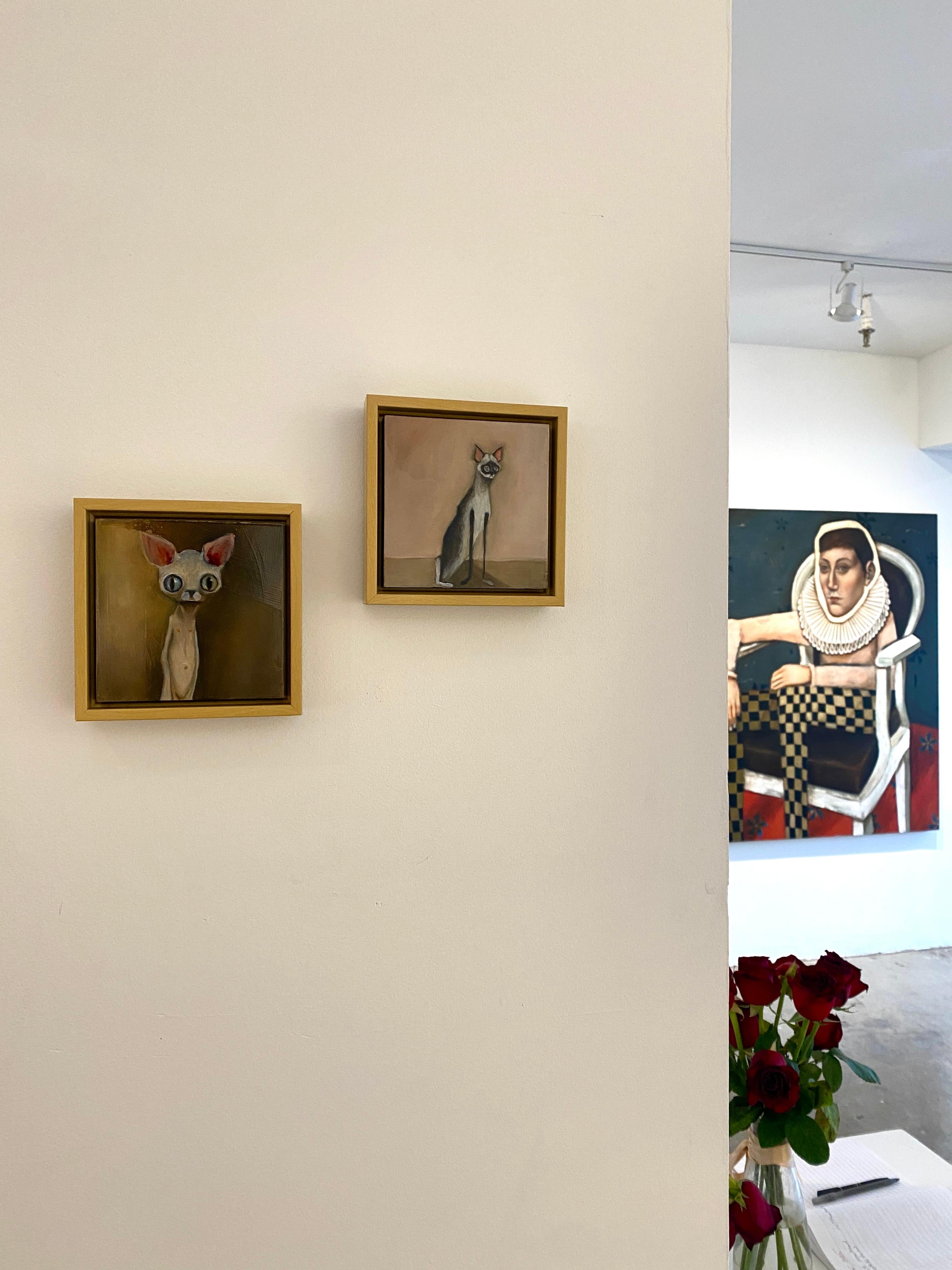 Jenny - Skurriles Katzenporträt mit großen Augen, surreale figurative Kunst (Braun), Animal Painting, von Michele Mikesell