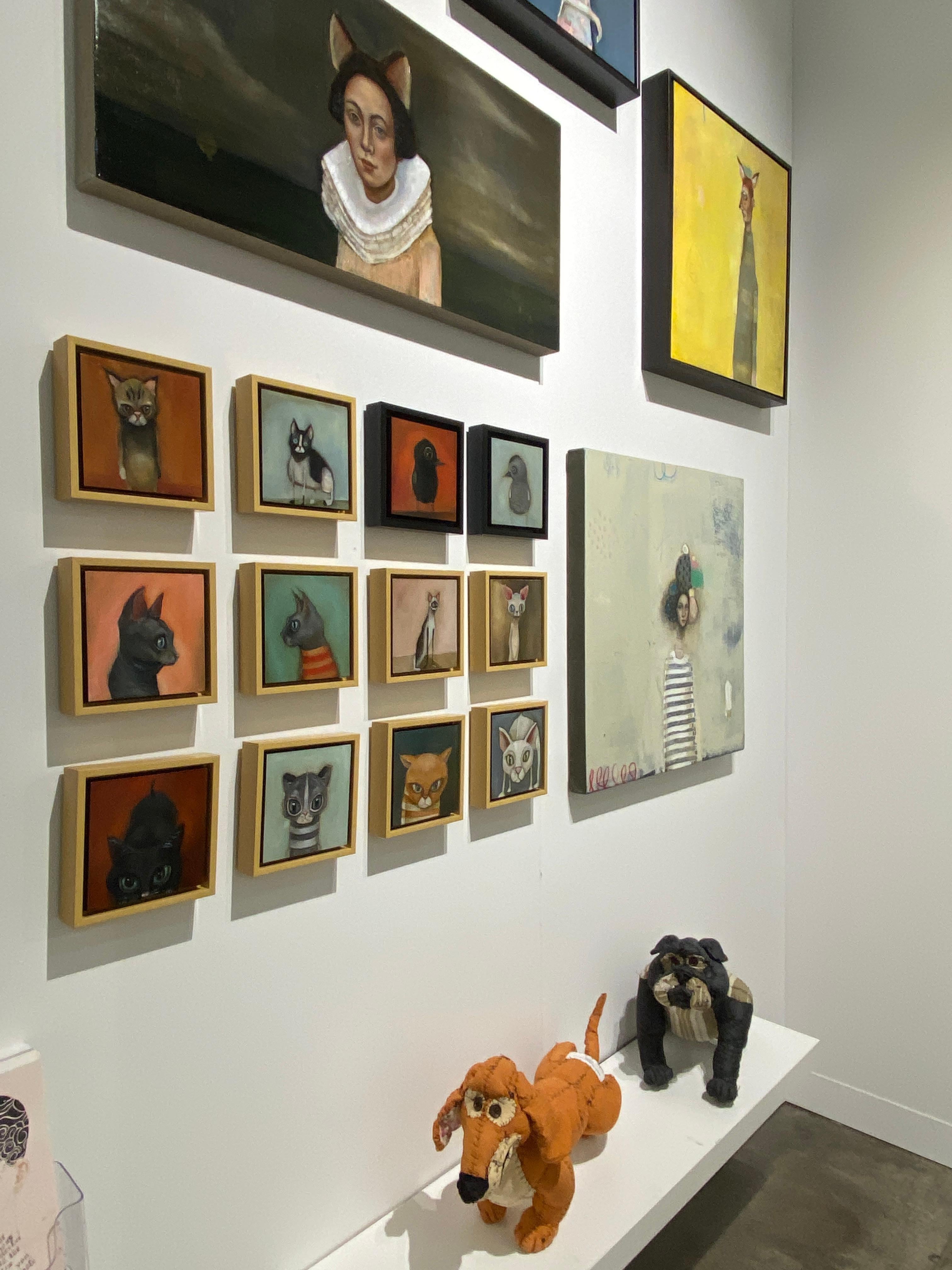 Jenny - Skurriles Katzenporträt mit großen Augen, surreale figurative Kunst im Angebot 1