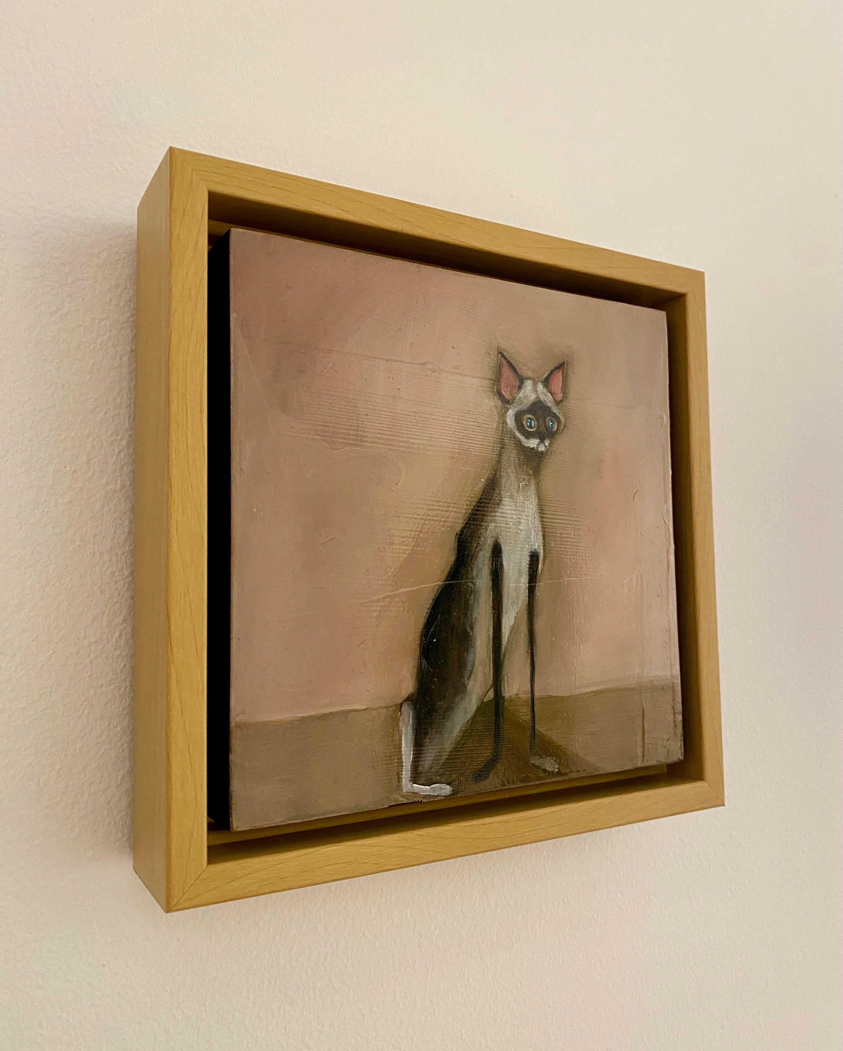 Tripod - Verspielte langbeinige Katze Gemälde, Zeitgenössische Figurative Kunst (Beige), Animal Painting, von Michele Mikesell