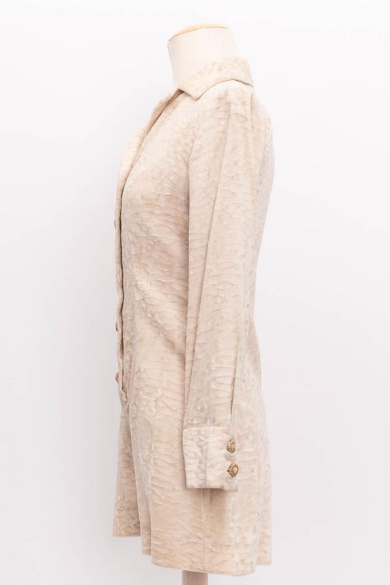 Michele Morgan - Combinaison courte en velours beige avec boutons en résine beige. Pas de composition ni d'étiquette de taille, il convient à une taille 36FR.

Informations complémentaires : 
Condit : Bon état général
Dimensions : Épaules : 38 cm