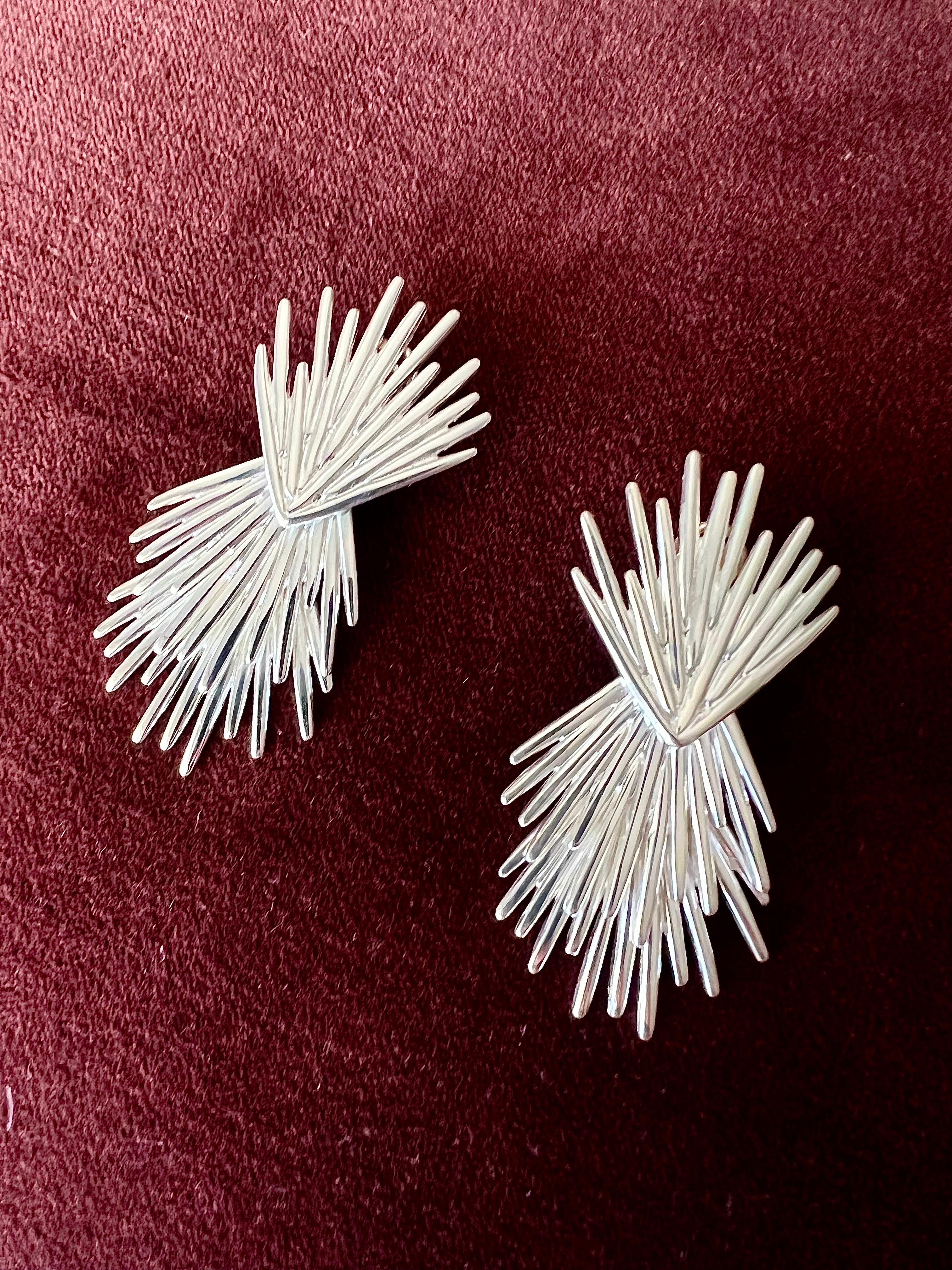 Michele Oka Doner
Vintage earrings in hallmarked sterling silver
Palmaceae Serie model, These are kinetic and dangle, move and sway gently like a palm branch. 
Set in 925 sterling silver, this unique work of art features an intricate palm tree