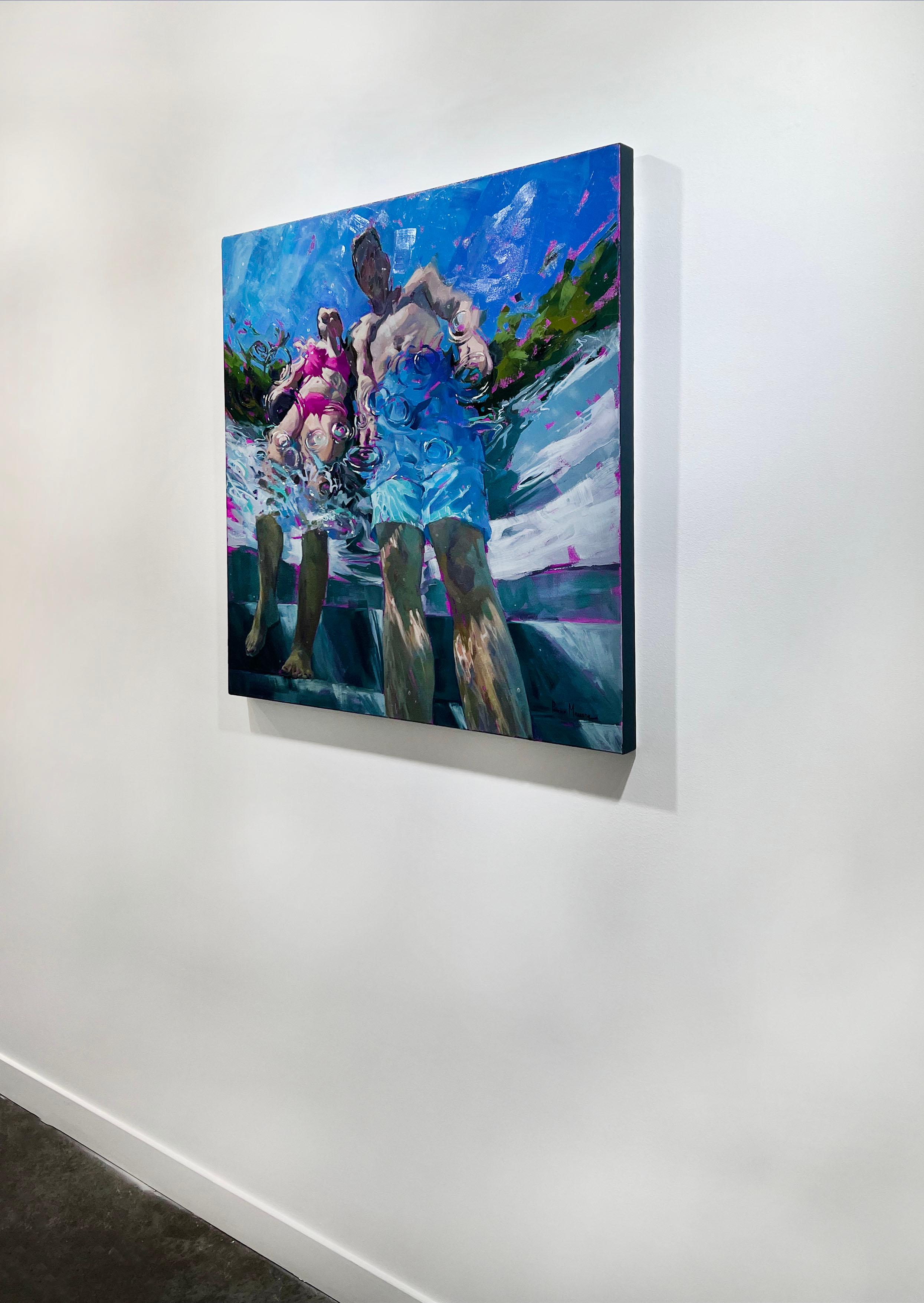 Cette peinture figurative abstraite de Michele Poirier-Mozzone représente deux enfants portant des maillots de bain aux couleurs vives, debout sur les marches de la piscine, depuis un point de vue situé sous la surface de l'eau. La lumière du soleil