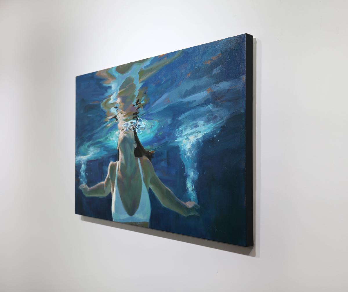 Cette peinture figurative de Michele Poirier-Mozzone présente une palette froide et capture une jeune fille en bikini blanc nageant vers la surface de l'eau. Elle fait des bulles à la surface et ses mains créent des ondulations blanches et