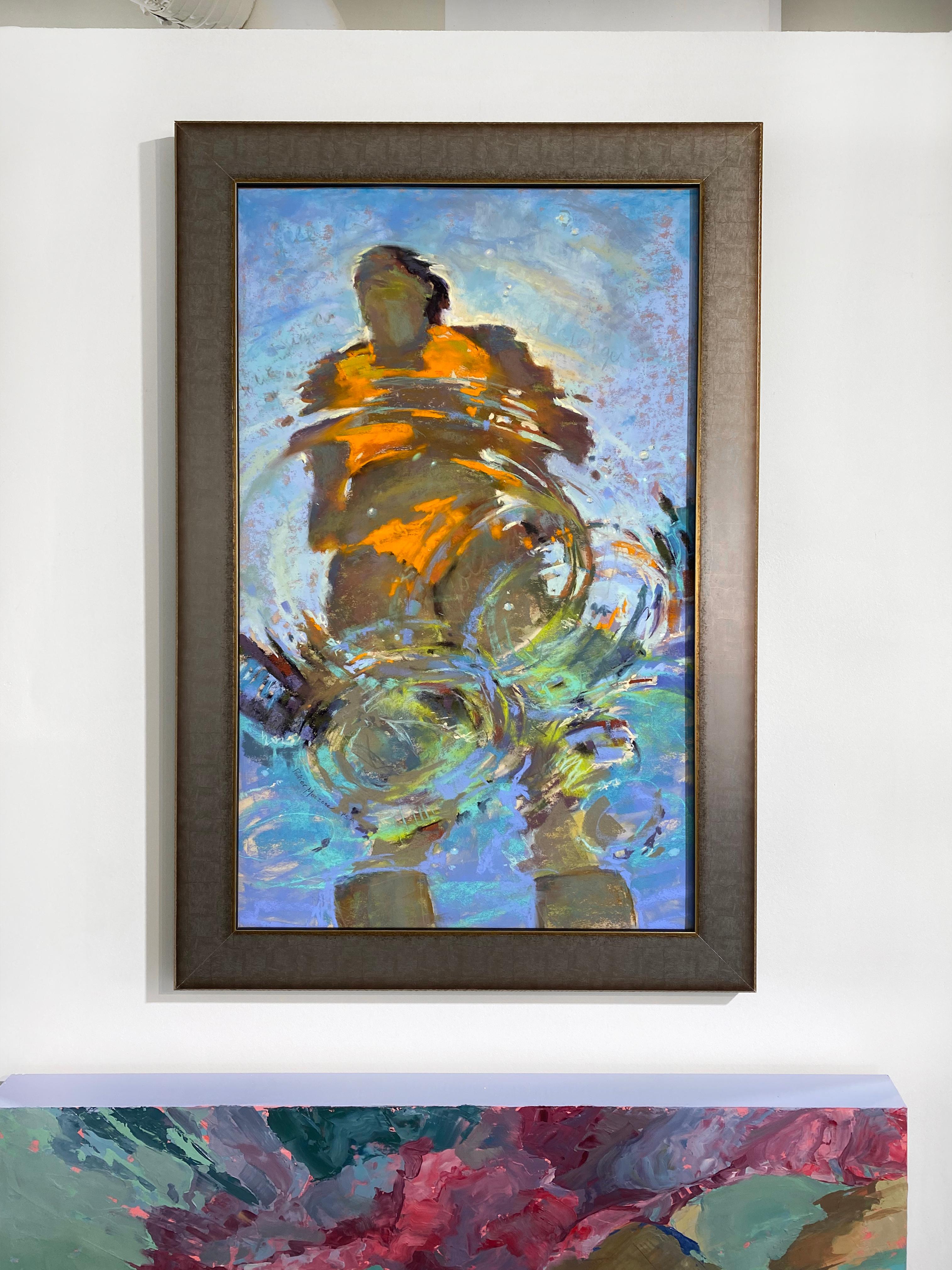 Cette œuvre abstraite sous l'eau de Michele Poirier-Mozzone est capturée d'un angle sous la surface de l'eau, regardant une femme portant un maillot de bain orange vif. La surface de l'eau ondule, fracturant la figure avec des couleurs