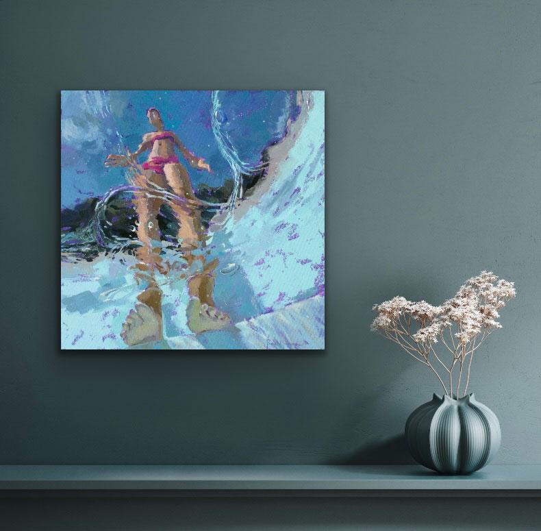 Cette peinture abstraite figurative à l'huile sur toile capture une vue d'une jeune fille sous la surface de l'eau.  une piscine. Les pieds de la jeune fille sont posés sur une marche en béton, sa forme s'étendant vers le ciel. Des ondulations sont