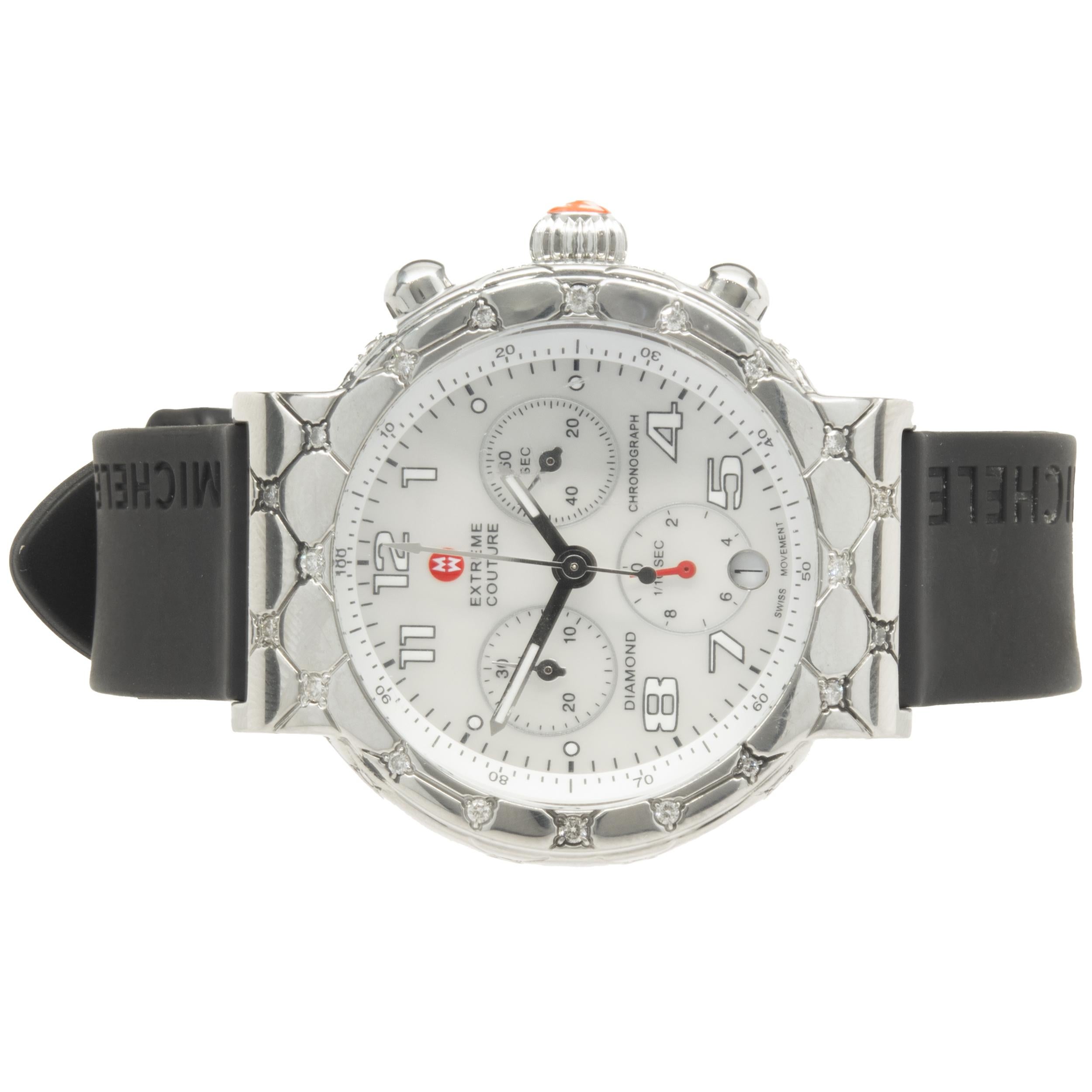 Uhrwerk: Quarz
Funktion: Stunden, Minuten, Sekunden, Datum, Chronograph
Gehäuse: 43x39mm, rundes Edelstahlgehäuse, Diamantlünette, Saphirglas
Zifferblatt: Perlmutt-Zifferblatt  
Band: Michele Kautschukband mit Dornschließe
Seriennummer: