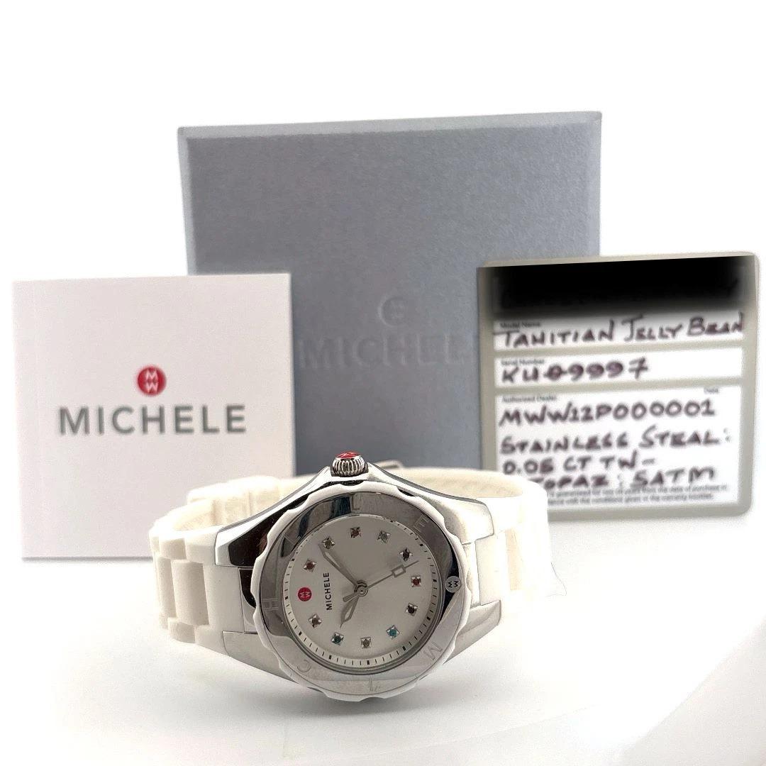 Montre Michele Tahitian Jelly Bean  Silicone blanc  Index multi-gemmes  Acier inoxydable  Boîte et cartes

🡆 Description :
La montre pour femme Michele Tahitian Jelly Bean est proposée en acier inoxydable avec un bracelet en silicone blanc et des
