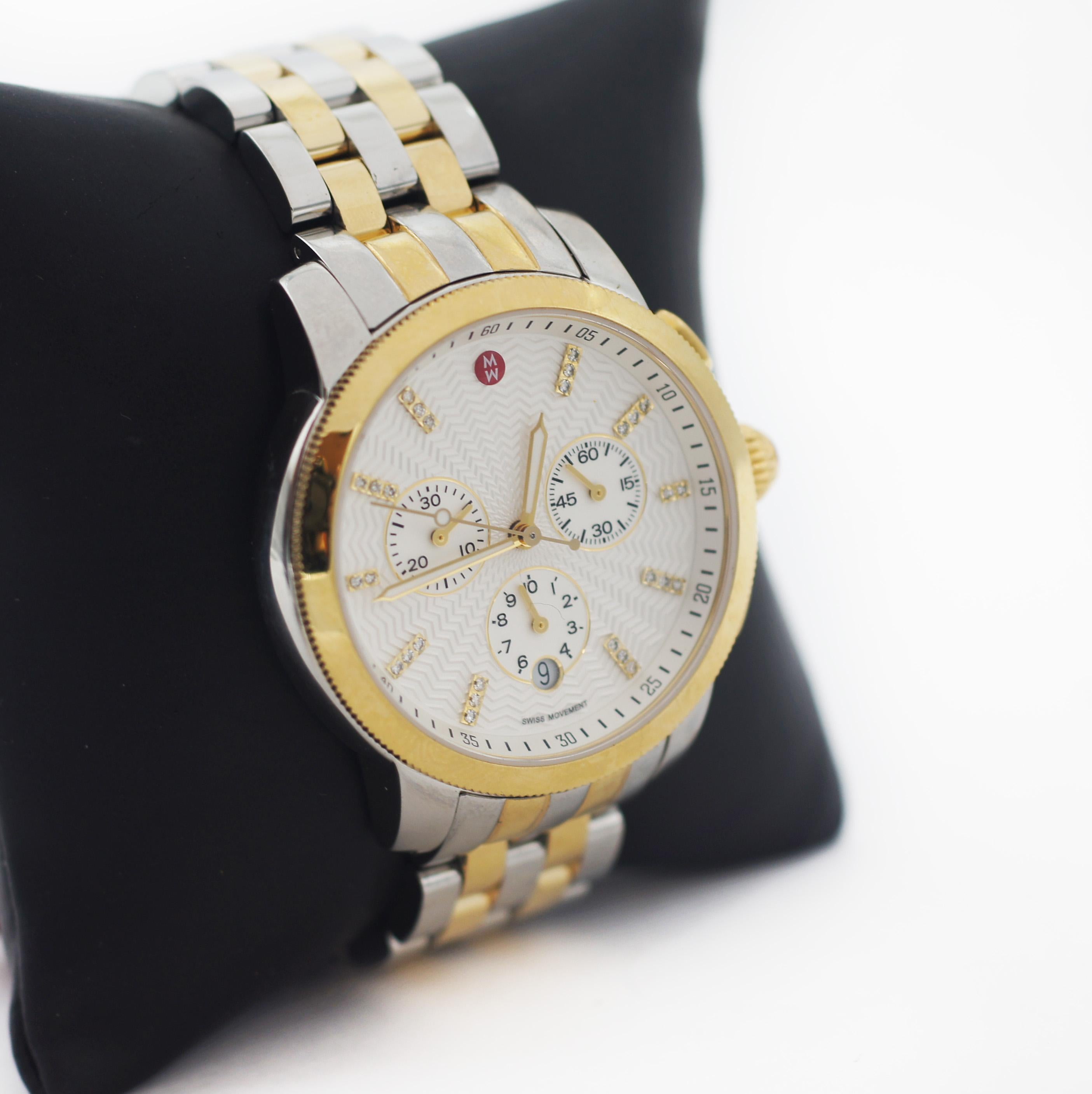 MICHELE
Uptown
MW25A00C9942
Saphirglas
Zweifarbig Edelstahl
Zifferblatt Detail die gewellte
Achtundzwanzig Brillanten und ein sauberes Chronographenzifferblatt.
39mm Gehäuse
18 mm Bandbreite.
Verschluss mit Faltschließe.
Schweizer