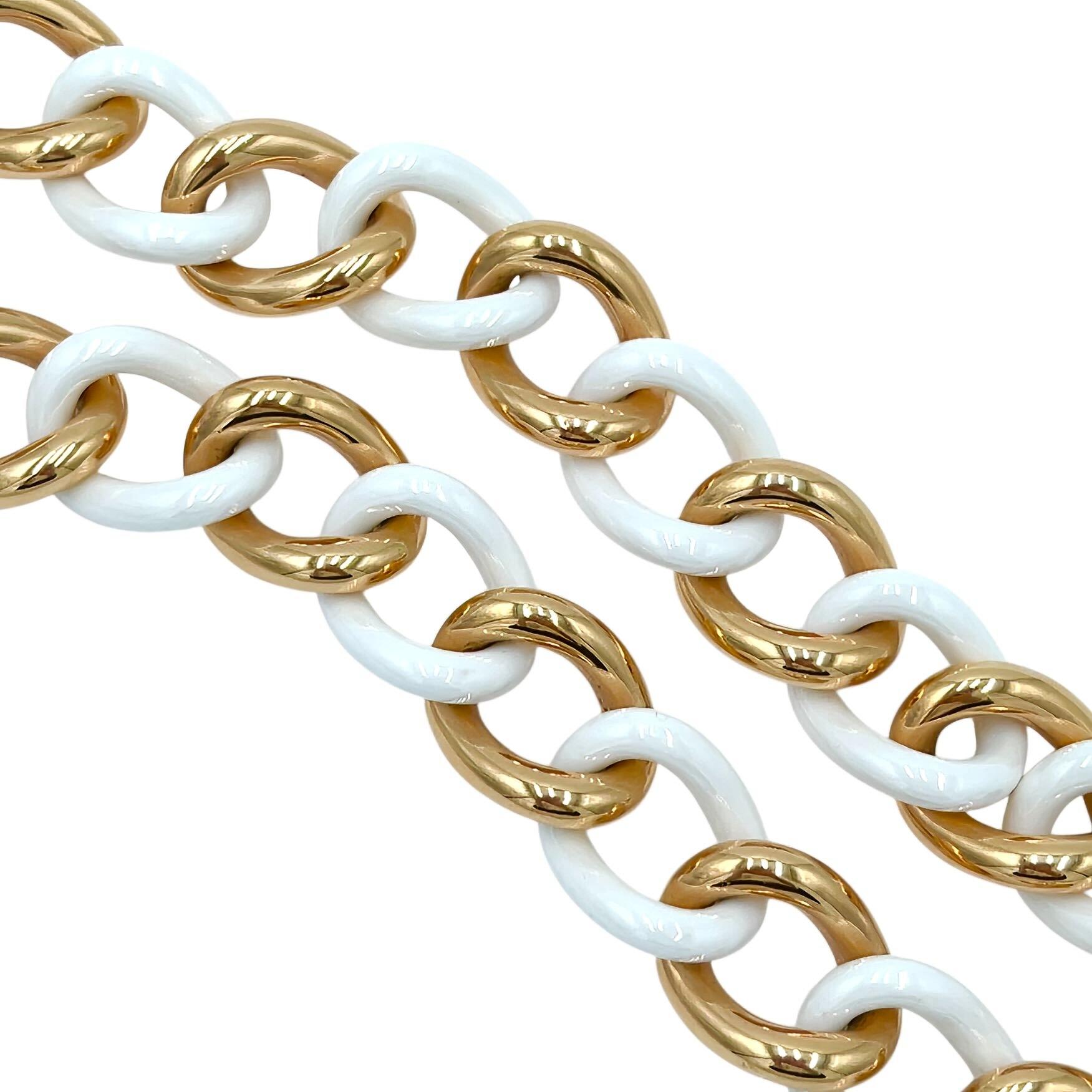 Collar de oro amarillo de 18 quilates y cerámica, Micheletto, Italia.  Diseñado como una longitud de grandes eslabones de bordillo que alternan el oro y la cerámica blanca pulida.  Longitud aproximada de 20 pulgadas y media.  Peso bruto aproximado