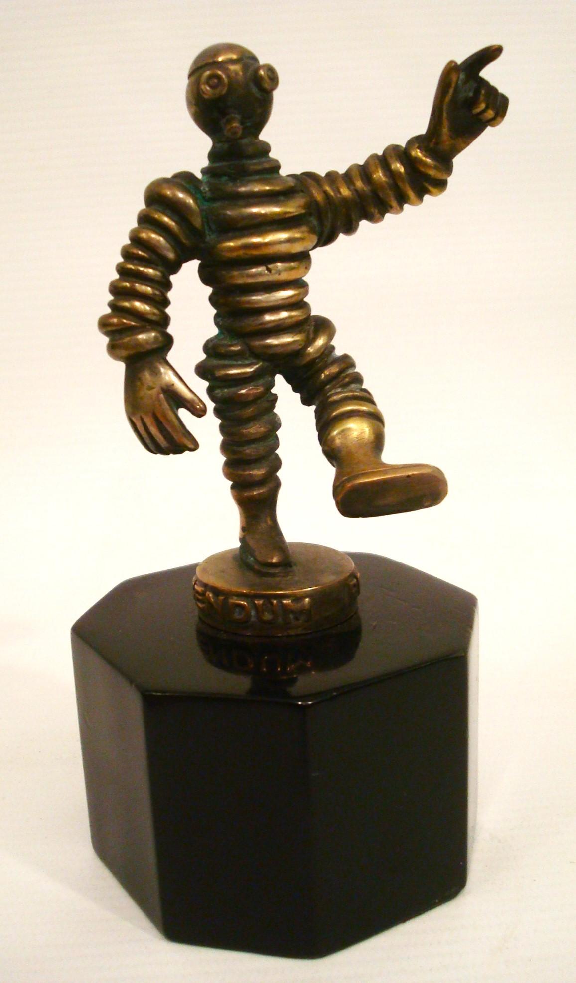 Michelin 1910 Slim-Skinny Bibendum Bronzo Mascotte Auto Ornamento da Cappuccio in vendita 3