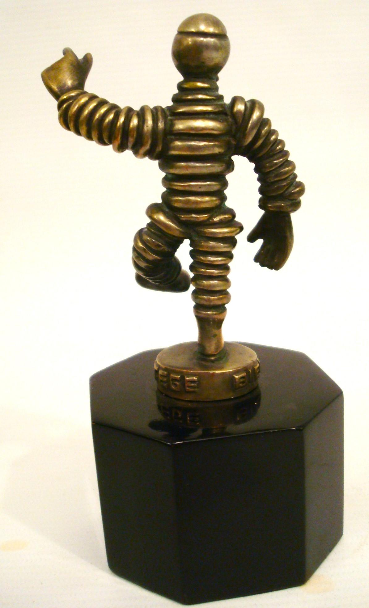 Michelin 1910 Slim-Skinny Bibendum Bronzo Mascotte Auto Ornamento da Cappuccio in vendita 4