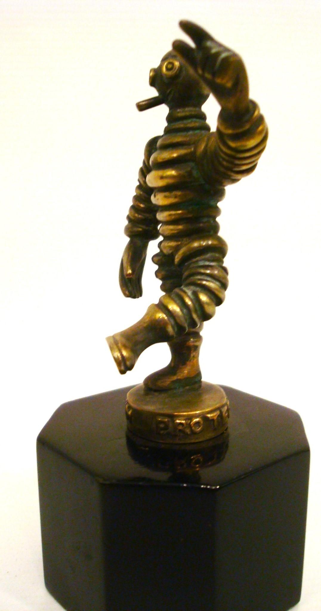 Argentato Michelin 1910 Slim-Skinny Bibendum Bronzo Mascotte Auto Ornamento da Cappuccio in vendita