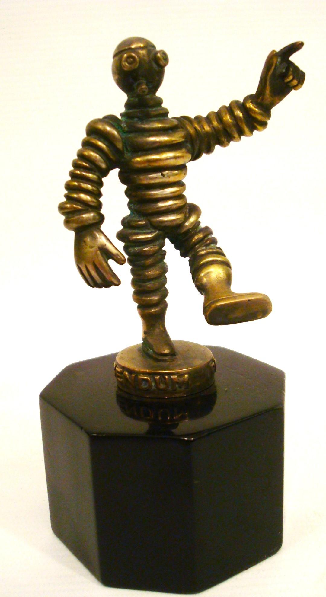 Michelin 1910 Slim-Skinny Bibendum Bronzo Mascotte Auto Ornamento da Cappuccio in vendita 1