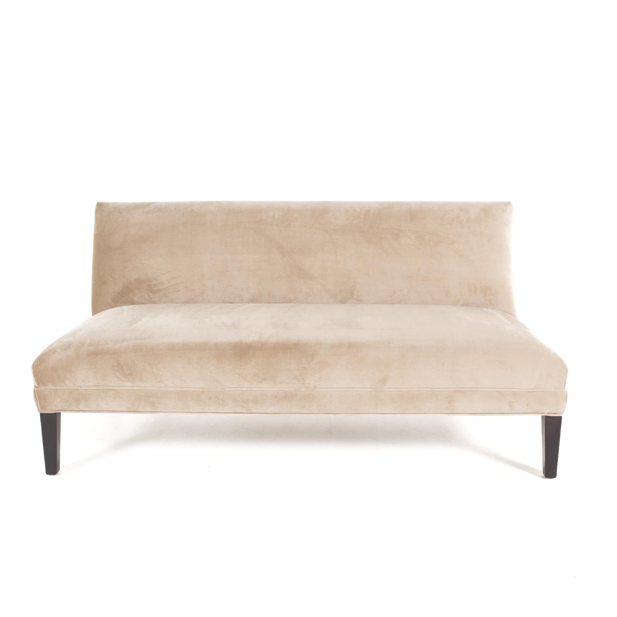 Canapé sans bras en velours gris Mitchell Gold et Bob Williams

Cette causeuse mesure : 68 pouces de largeur x 35 pouces de profondeur x 33 pouces de hauteur, avec une hauteur d'assise de 18 pouces 

Cette pièce est en très bon état vintage avec