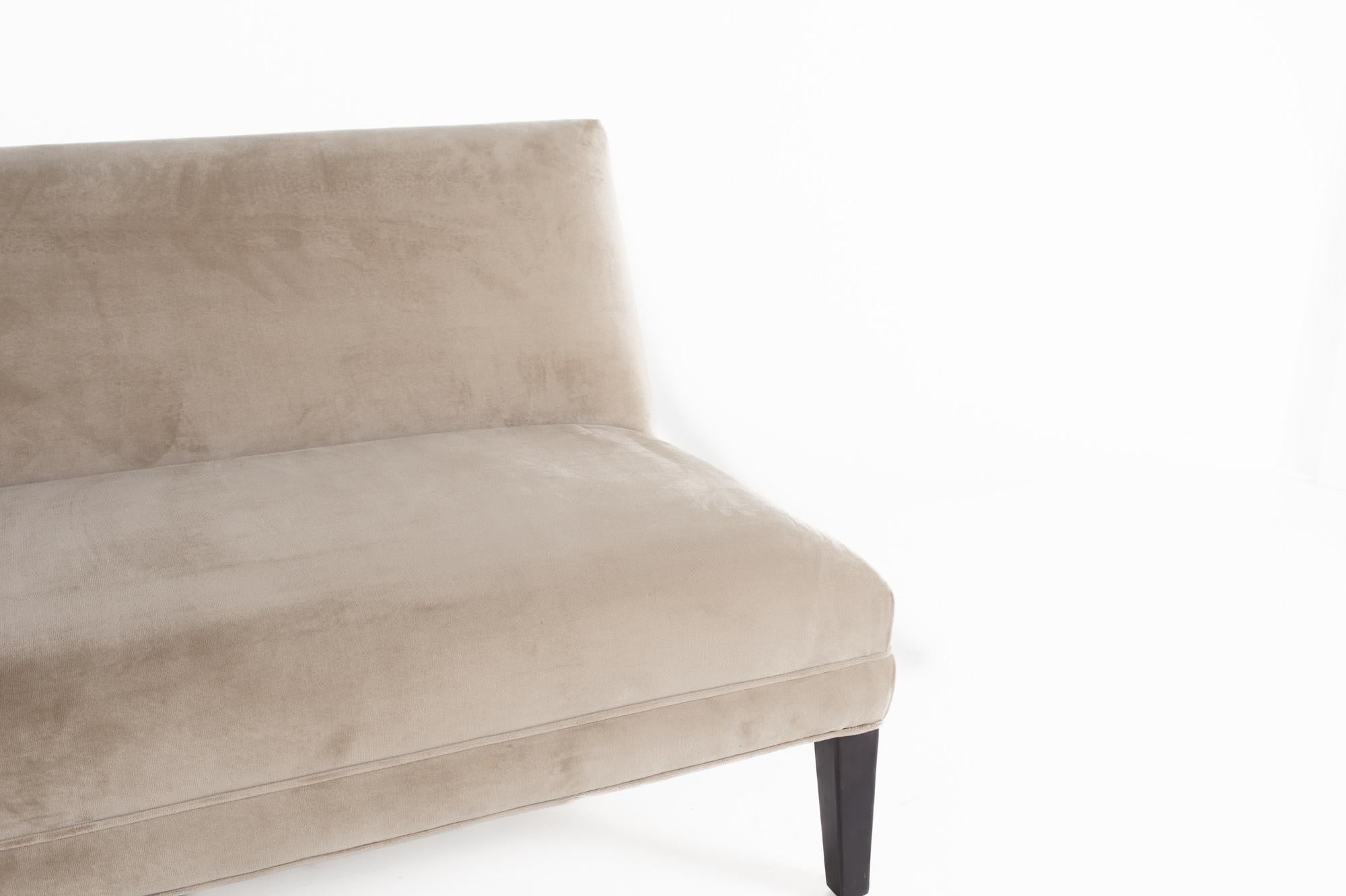 20ième siècle Canapé sans accoudoirs en velours gris Mitchell Gold et Bob Williams en vente