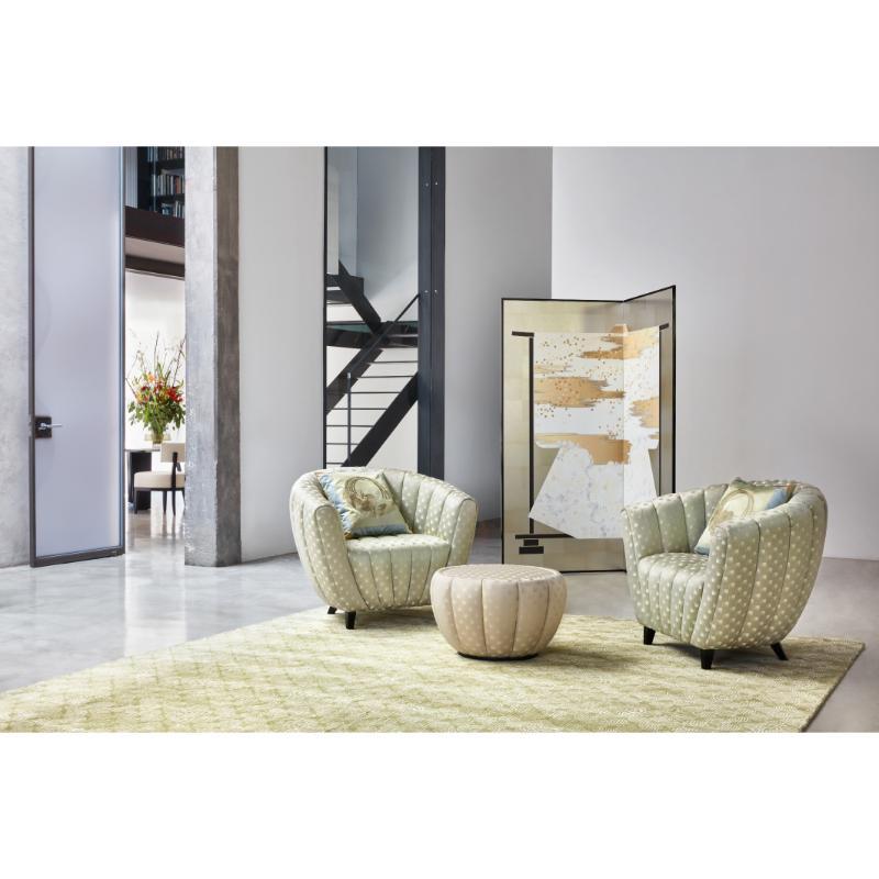 Este puf rezuma elegancia refinada con su silueta suntuosa y atemporal. Está tapizada con la tela Kaede de doble cara en un beige tornasolado, adornada con un conjunto de delicados motivos de plumas de nácar. Apoyada sobre una estructura de acero