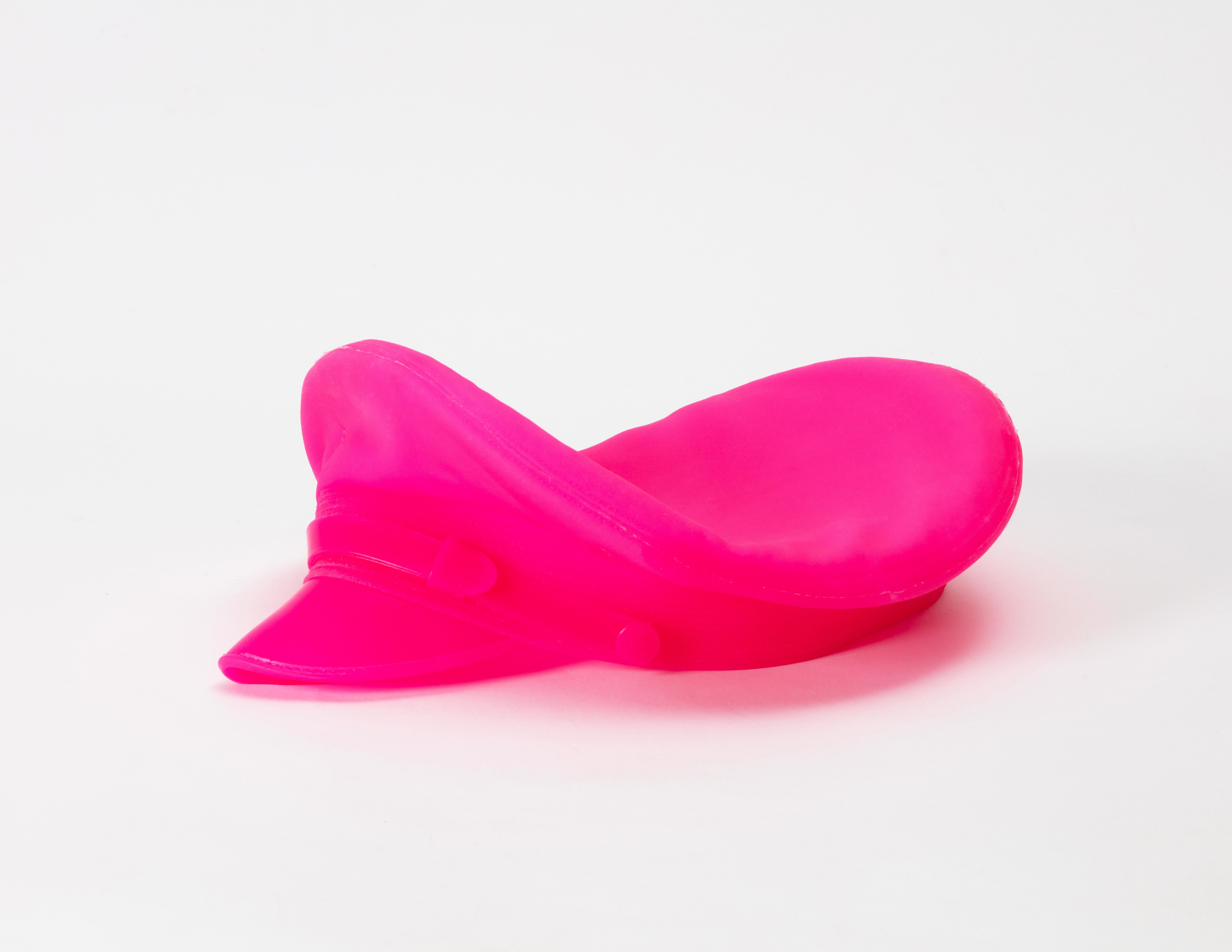 Cappello Floppy in rosa elettrico - Sculpture di Michelle Cieloszczyk