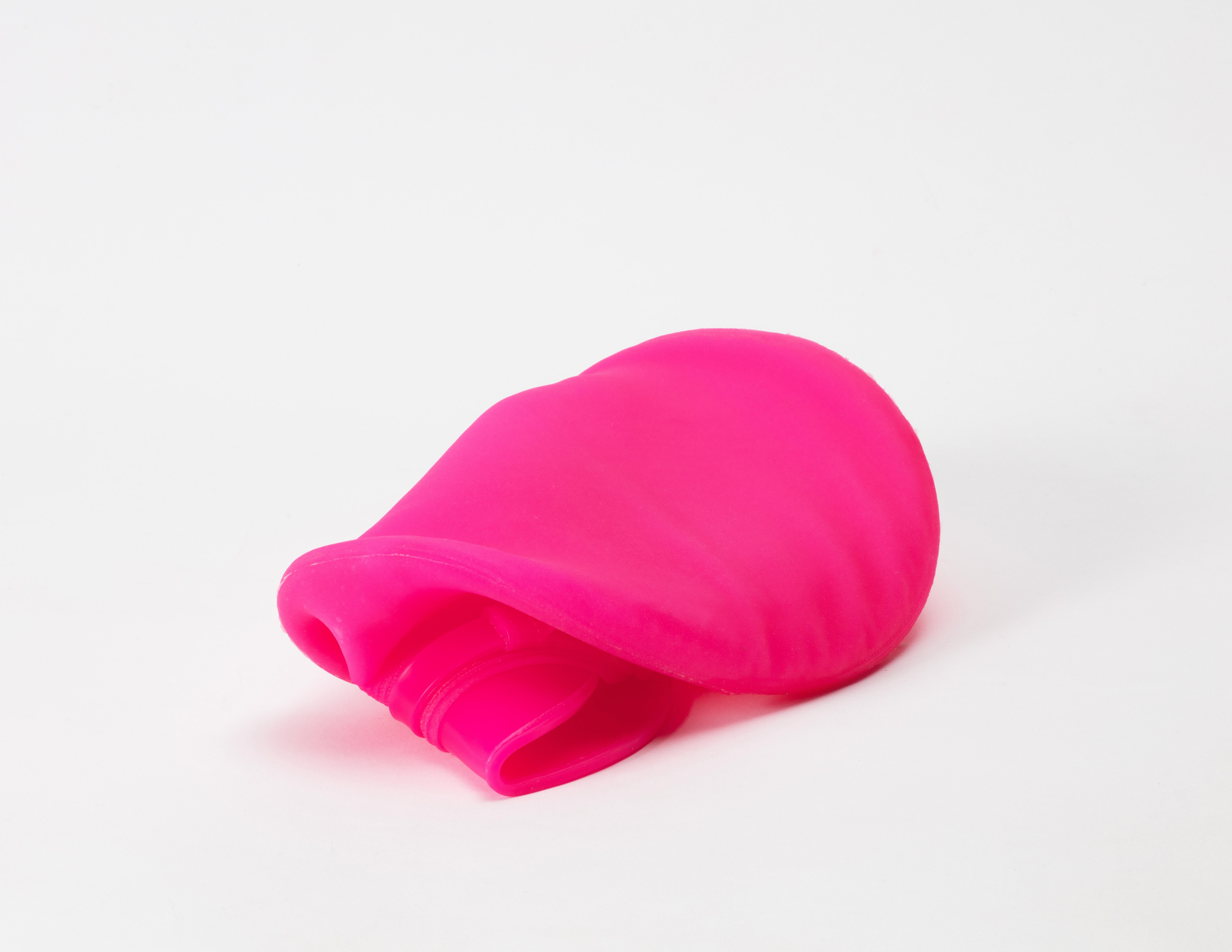 Cappello Floppy in rosa elettrico - Still-Life Sculpture Grigio di Michelle Cieloszczyk
