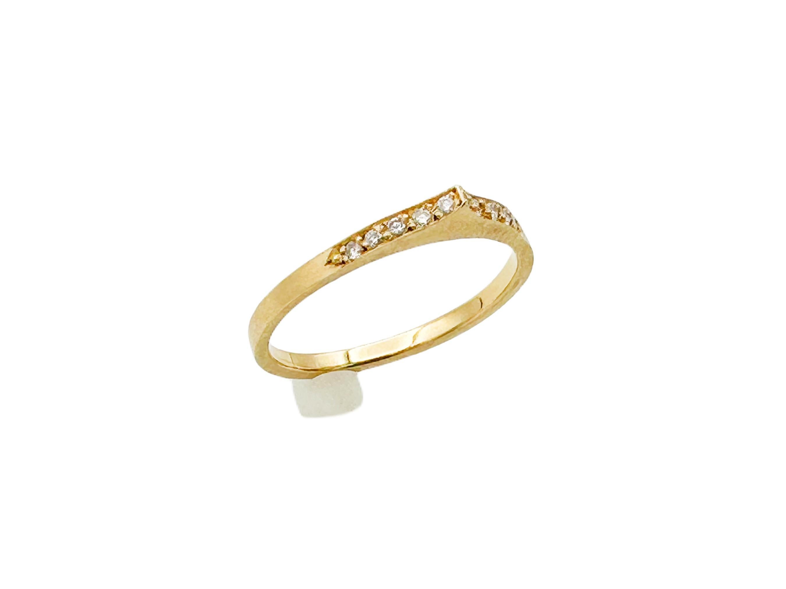Let your commitment sparkle with this beautiful Michelle Fantaci designer diamond wedding band! Crafted in 14k yellow gold, it features a unique baby-bird peak, adorned with 10 sparkling diamonds. Delicate and stunning, it's perfect for stacking or