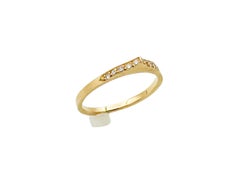 Michelle Fantaci, alliance empilable en or jaune 14 carats avec petit oiseau et diamants
