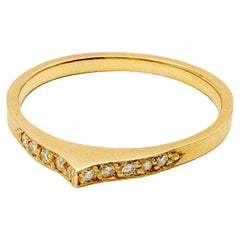 Michelle Fantaci, alliance empilable en or jaune 14 carats avec petit oiseau et diamants