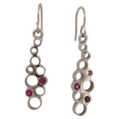 Michelle  Boucles d'oreilles en or blanc 14 carats faites à la main avec des rubis naturels de Barb Evans