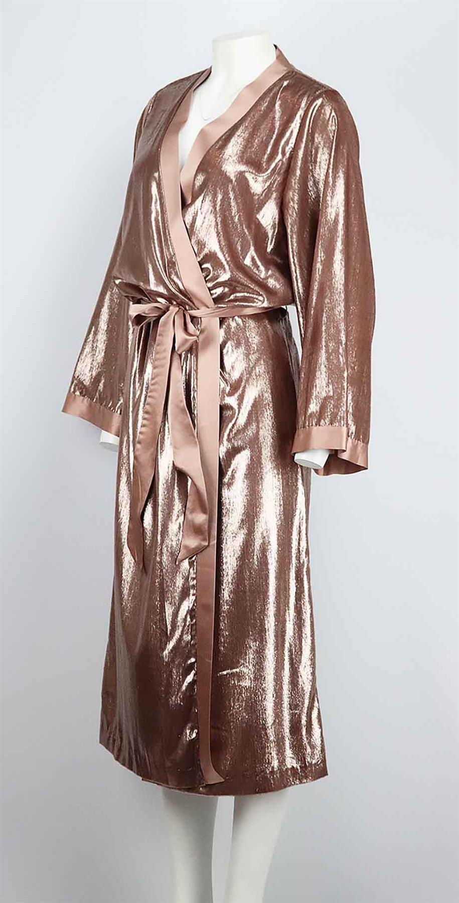 This robe by Michelle Mason is cut from soft velvet with a shimmering metallic coating, it’s trimmed with tonal silk and has a detachable belt to cinch your waist. Pink velvet, pink silk. Belt fastening at front. 100% Polyester; fabric2: 100% silk;