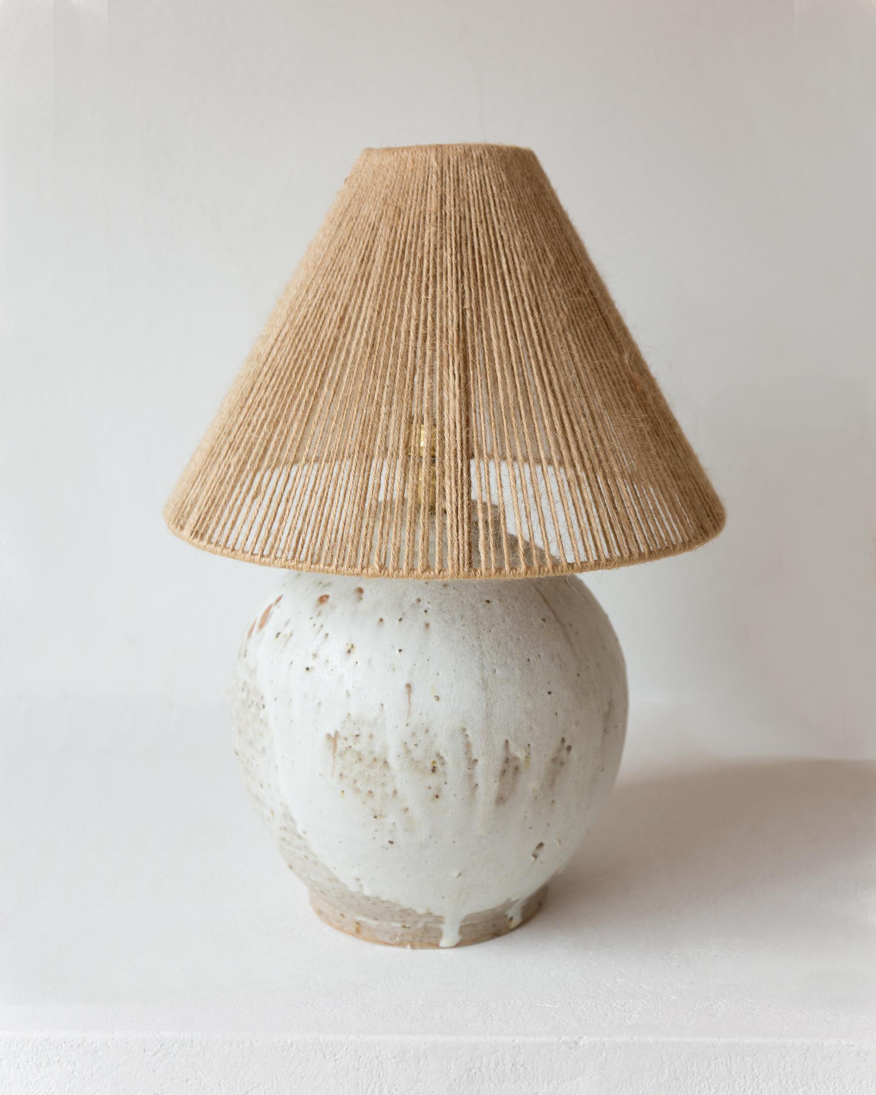 Lampe de table Michelle en céramique blanc crème mat par Grès Éditions
Pièce unique.
Dimensions : Abat-jour : Ø 40 x H 20 cm.
Base : H 30 cm.
MATERIAL : Jute et céramique.
Poids : 4,7 kg.

Système électrique : câble électrique tissé en lin (longueur