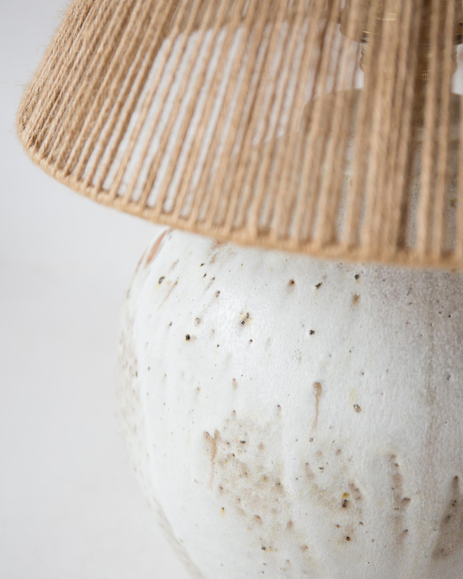 Postmoderne Lampe de table Michelle en céramique blanc crème mat par Grès Éditions en vente
