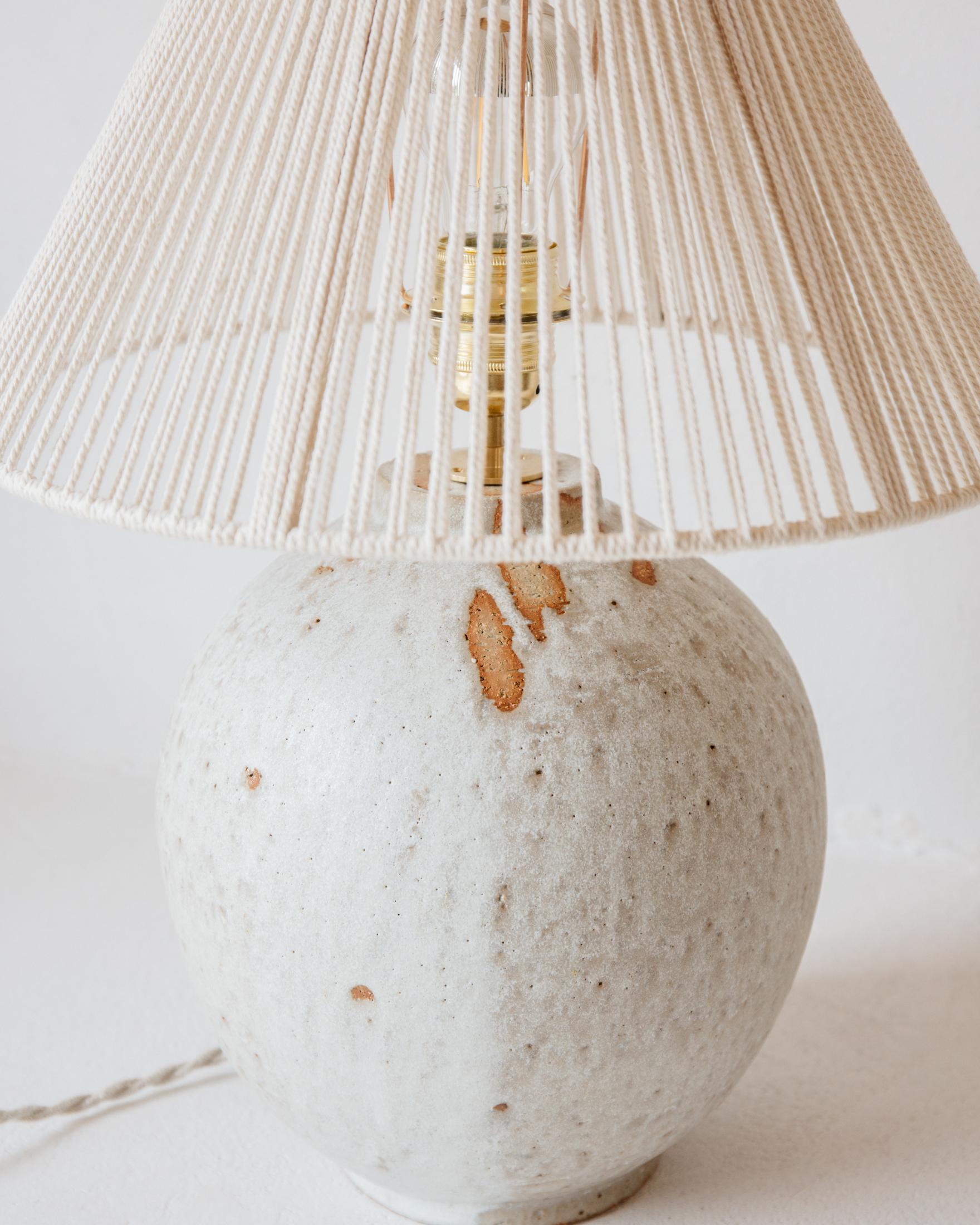 Français Lampe de table Michelle en céramique blanc crème mat par Grès Éditions en vente
